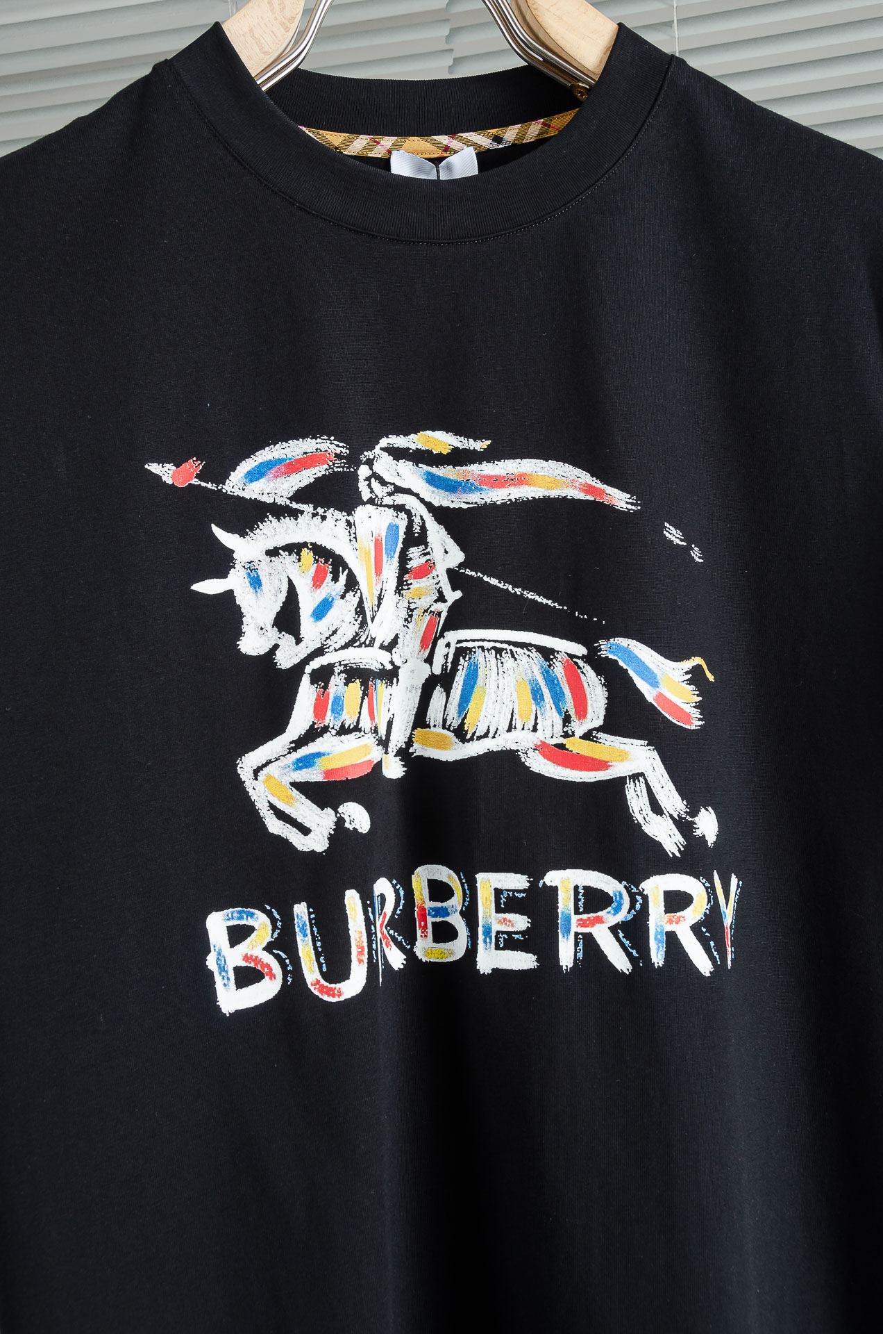 Burbe*rry巴宝莉2026SS时尚潮人必备男士休闲圆领短袖T恤衫#设计理念潮流前卫与尚可持续，选用