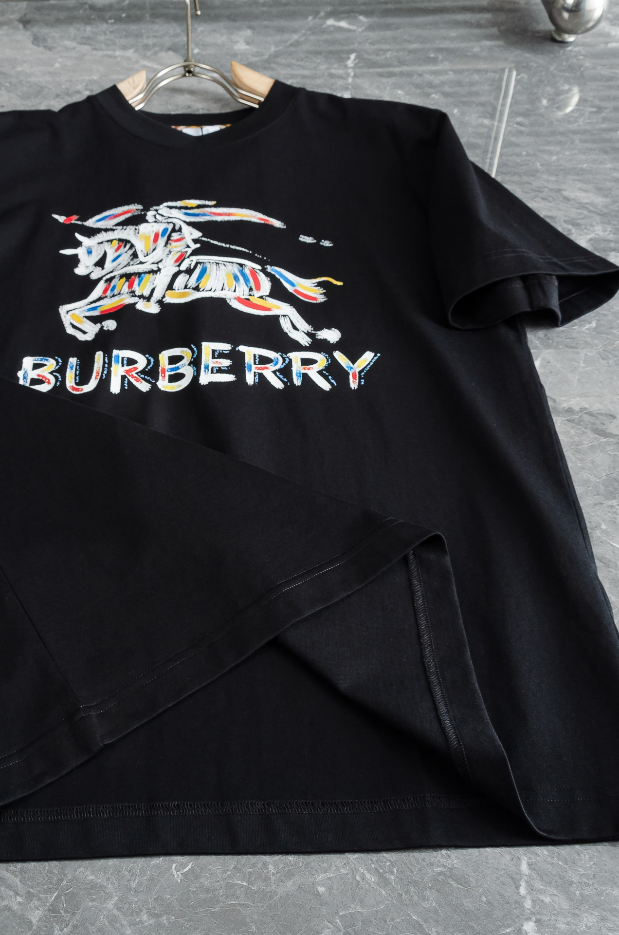 Burbe*rry巴宝莉2026SS时尚潮人必备男士休闲圆领短袖T恤衫#设计理念潮流前卫与尚可持续，选用