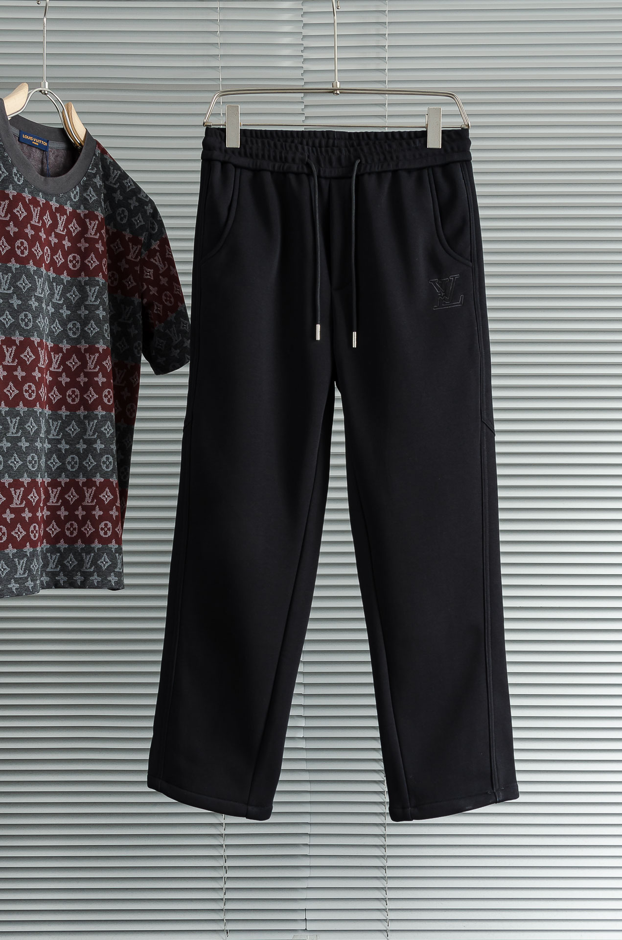 LV 2026FW秋冬新款加绒休闲卫裤# 舒柔加绒加厚面料，一件都能抵御严寒雨雪的侵袭。秋冬时节的必备型