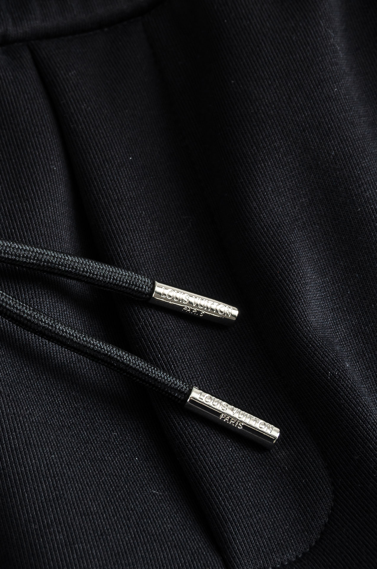 LV 2026FW秋冬新款加绒休闲卫裤# 舒柔加绒加厚面料，一件都能抵御严寒雨雪的侵袭。秋冬时节的必备型