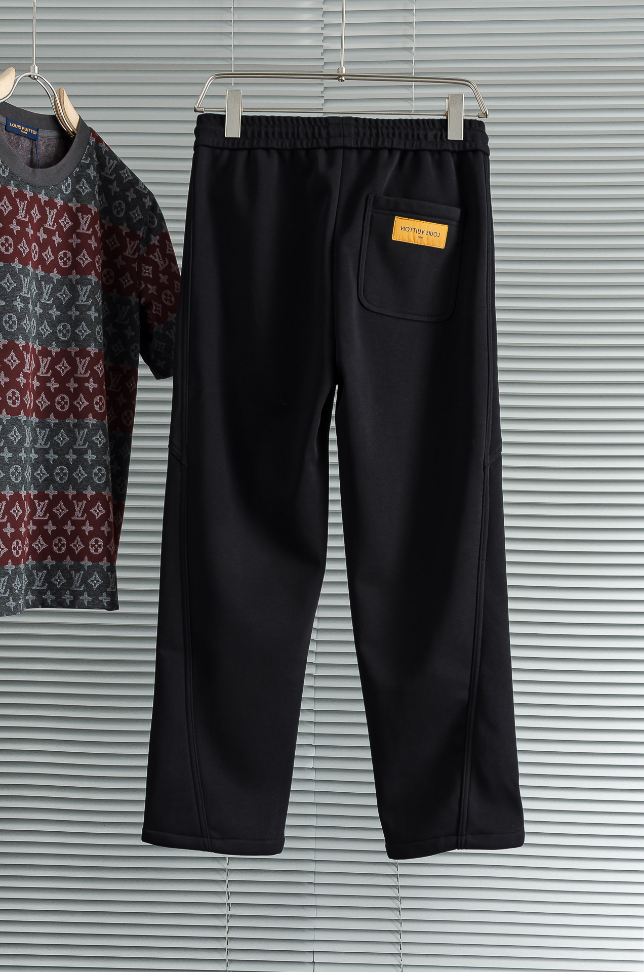 LV 2026FW秋冬新款加绒休闲卫裤# 舒柔加绒加厚面料，一件都能抵御严寒雨雪的侵袭。秋冬时节的必备型