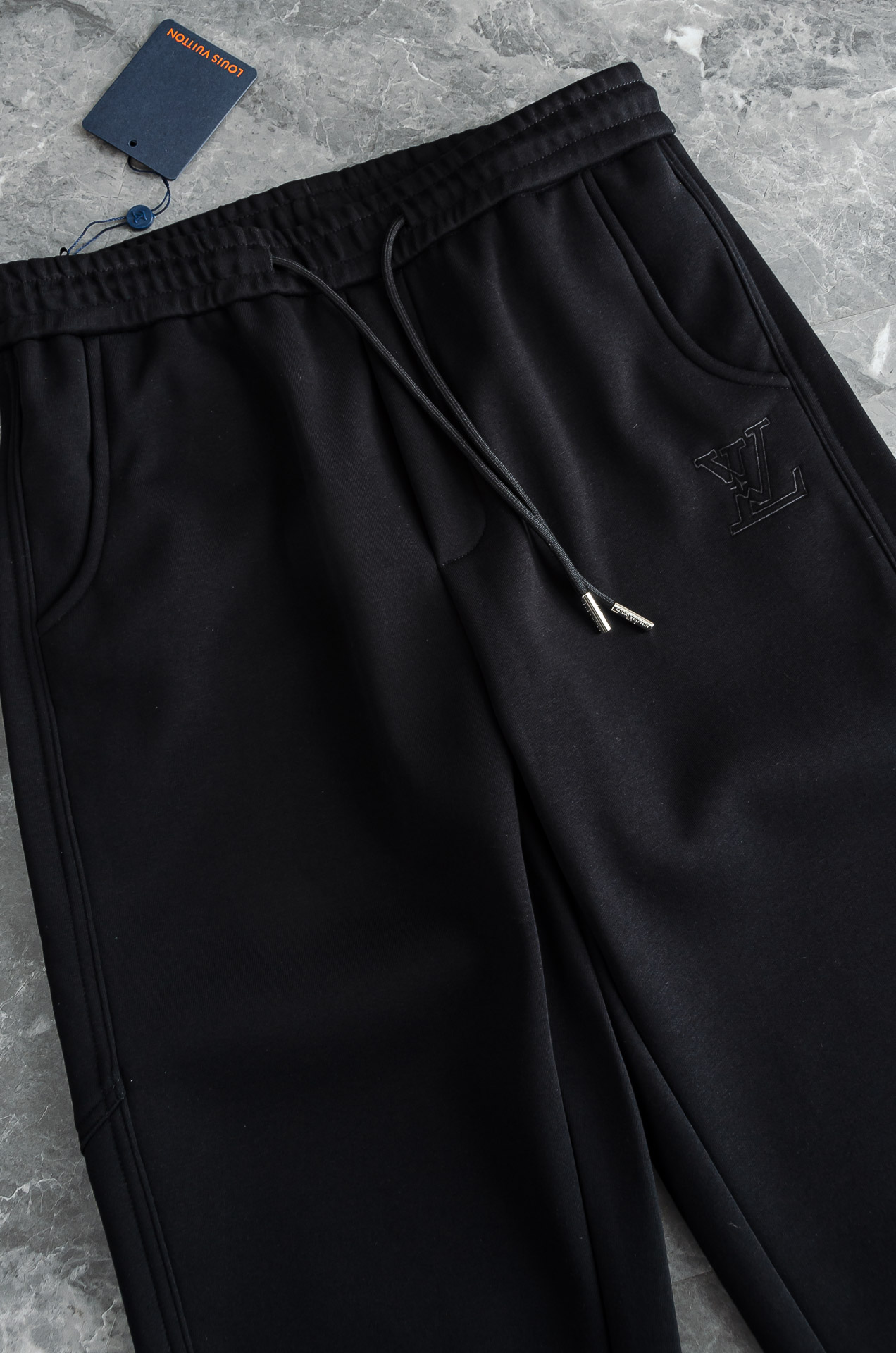 LV 2026FW秋冬新款加绒休闲卫裤# 舒柔加绒加厚面料，一件都能抵御严寒雨雪的侵袭。秋冬时节的必备型