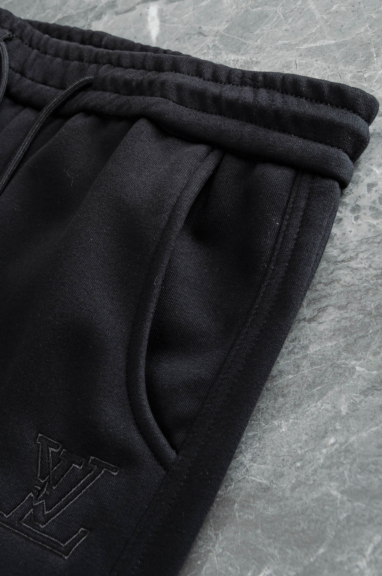 LV 2026FW秋冬新款加绒休闲卫裤# 舒柔加绒加厚面料，一件都能抵御严寒雨雪的侵袭。秋冬时节的必备型