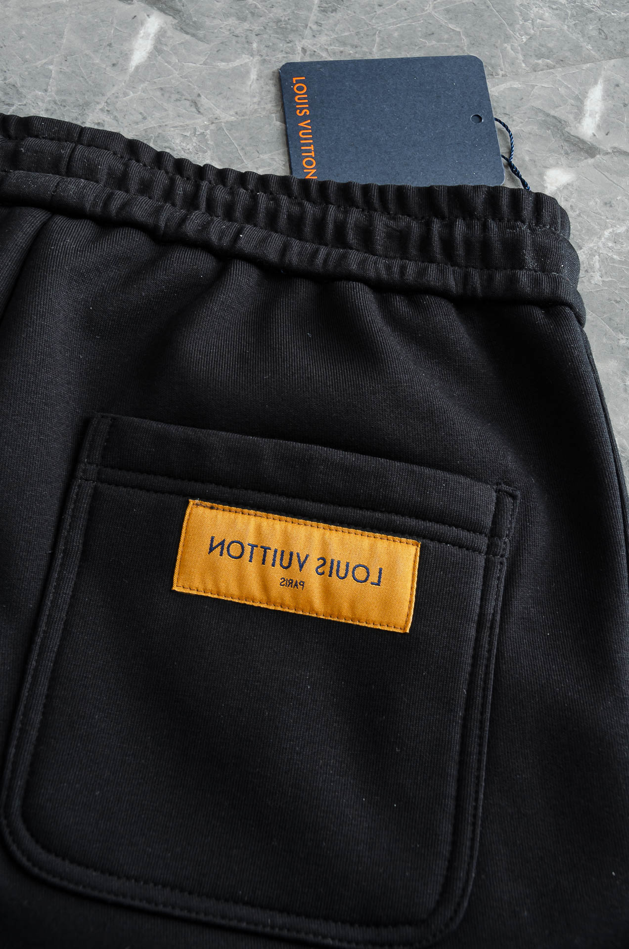 LV 2026FW秋冬新款加绒休闲卫裤# 舒柔加绒加厚面料，一件都能抵御严寒雨雪的侵袭。秋冬时节的必备型