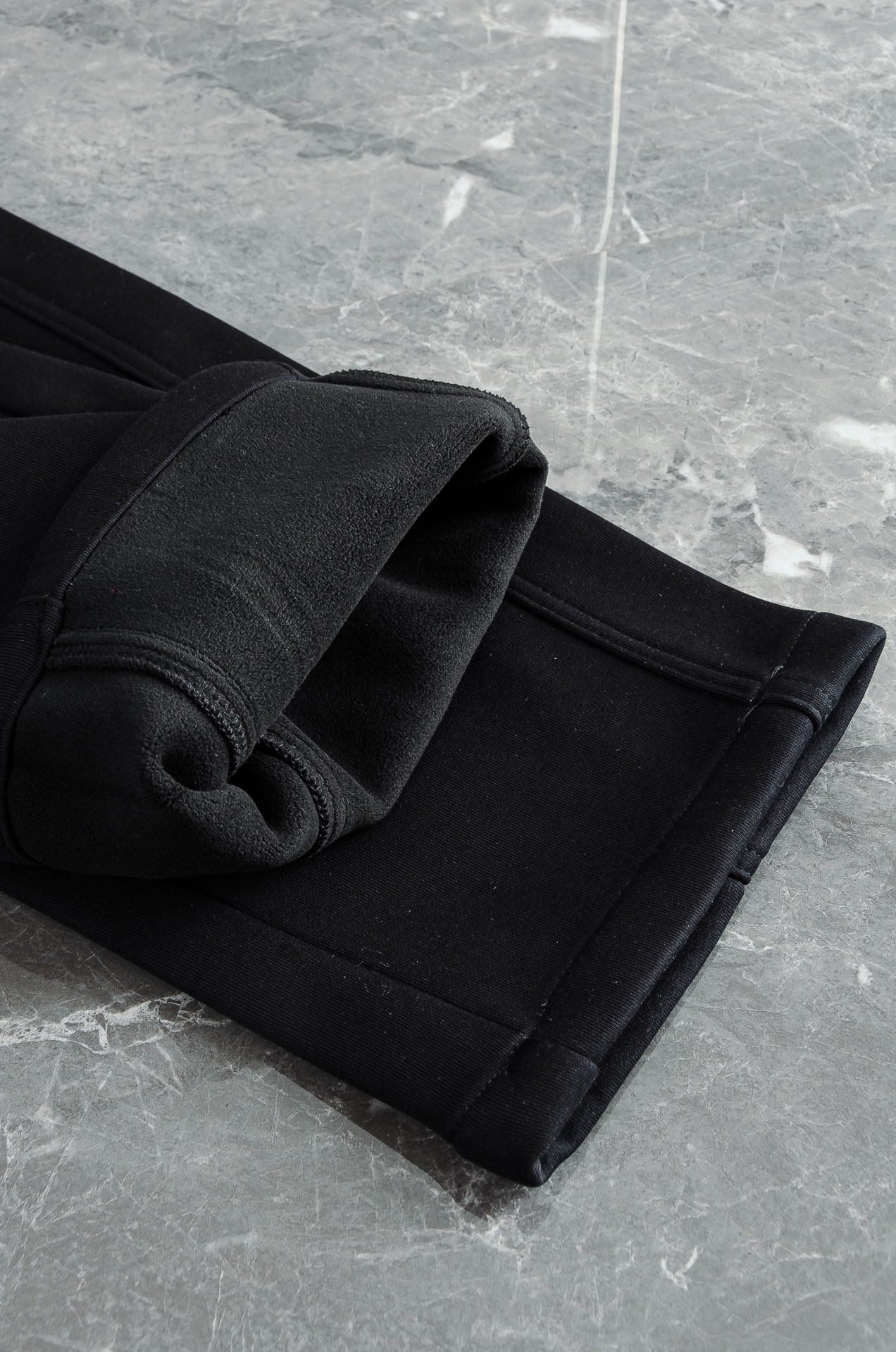 LV 2026FW秋冬新款加绒休闲卫裤# 舒柔加绒加厚面料，一件都能抵御严寒雨雪的侵袭。秋冬时节的必备型