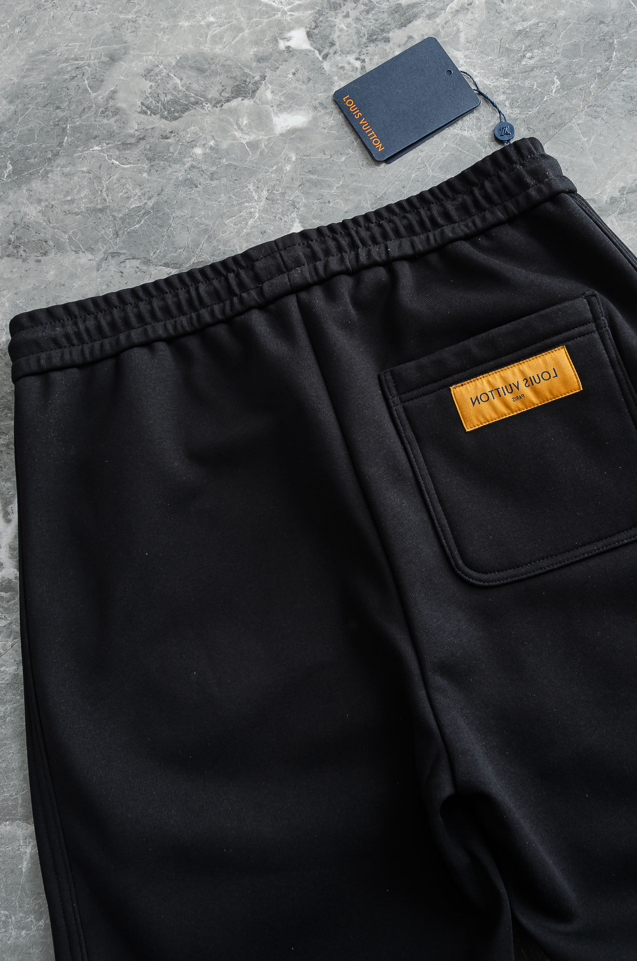 LV 2026FW秋冬新款加绒休闲卫裤# 舒柔加绒加厚面料，一件都能抵御严寒雨雪的侵袭。秋冬时节的必备型
