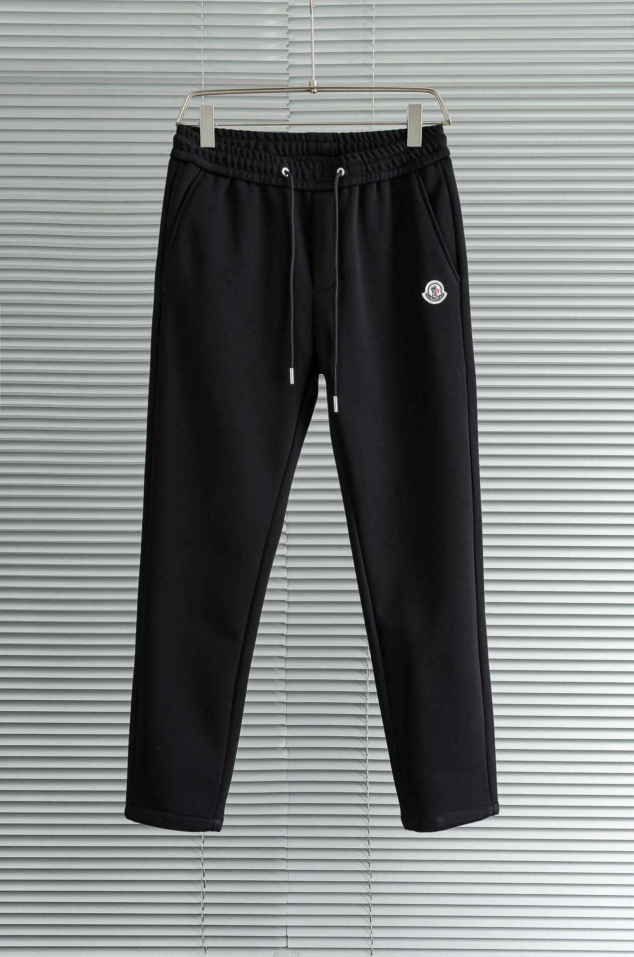 MONC*LER蒙口2026FW秋冬新款加绒休闲卫裤# 舒柔加绒加厚面料，一件都能抵御严寒雨雪的侵袭。秋