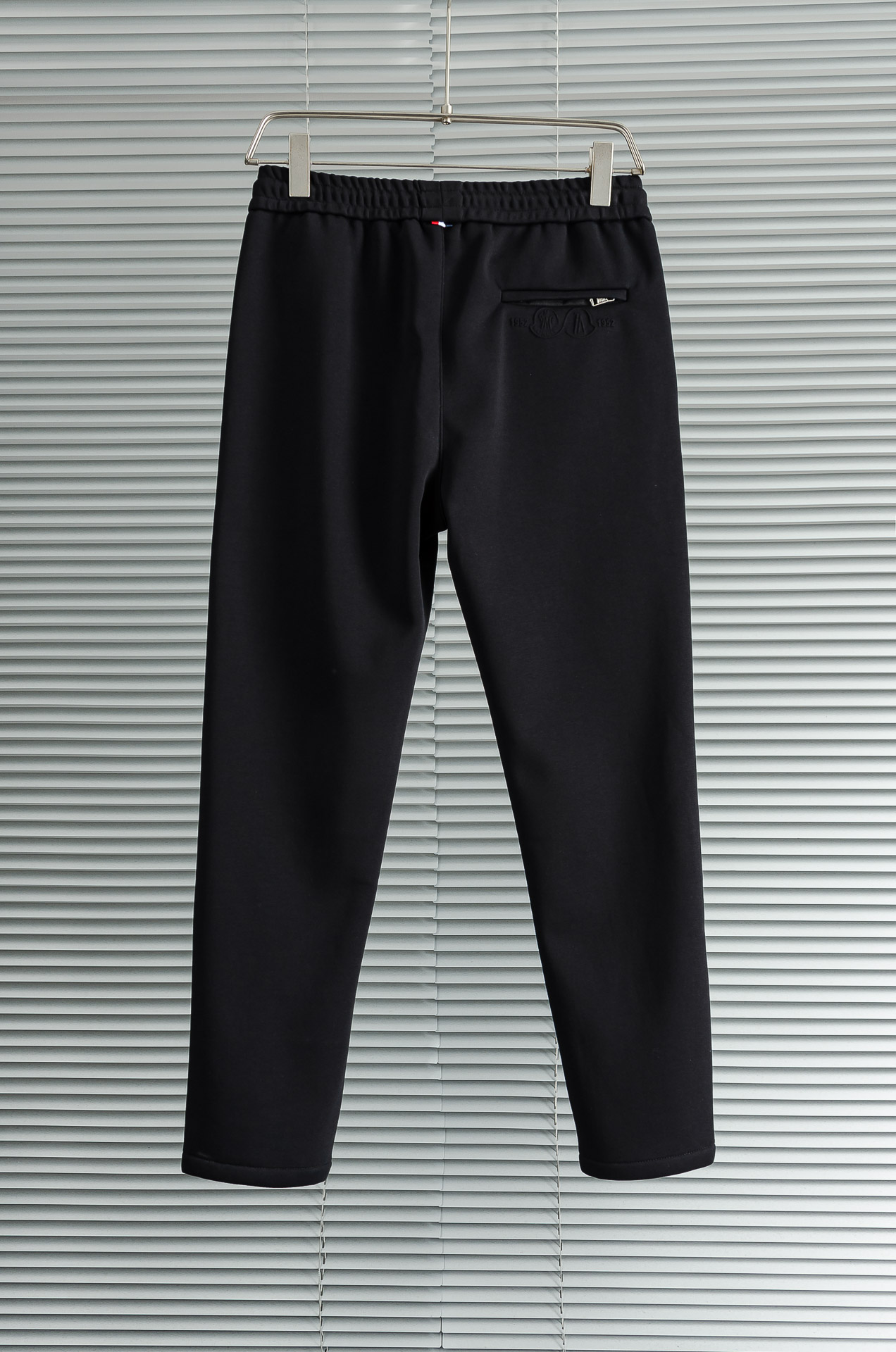 MONC*LER蒙口2026FW秋冬新款加绒休闲卫裤# 舒柔加绒加厚面料，一件都能抵御严寒雨雪的侵袭。秋