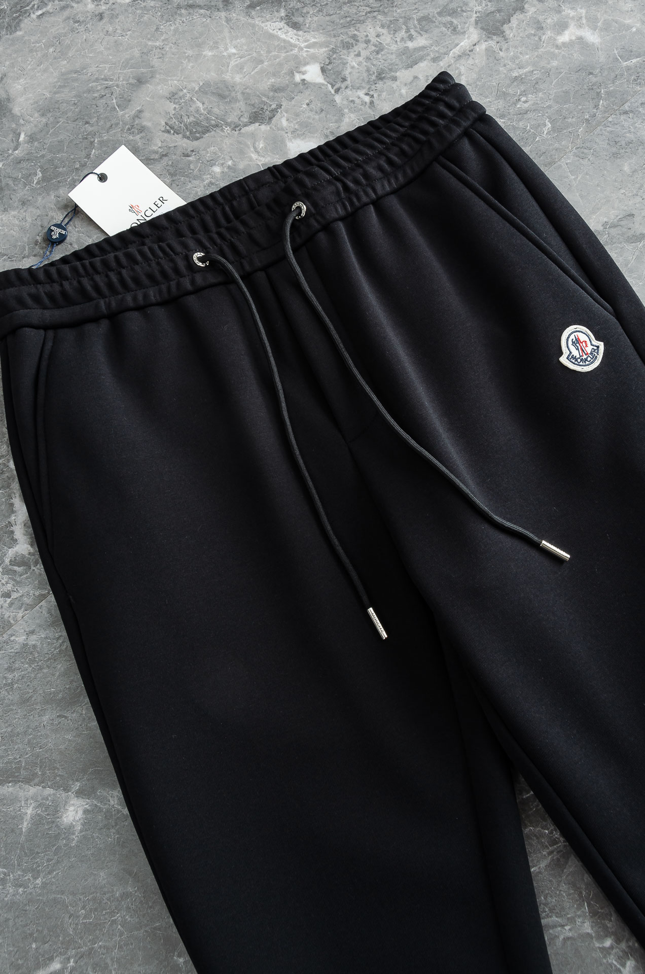 MONC*LER蒙口2026FW秋冬新款加绒休闲卫裤# 舒柔加绒加厚面料，一件都能抵御严寒雨雪的侵袭。秋