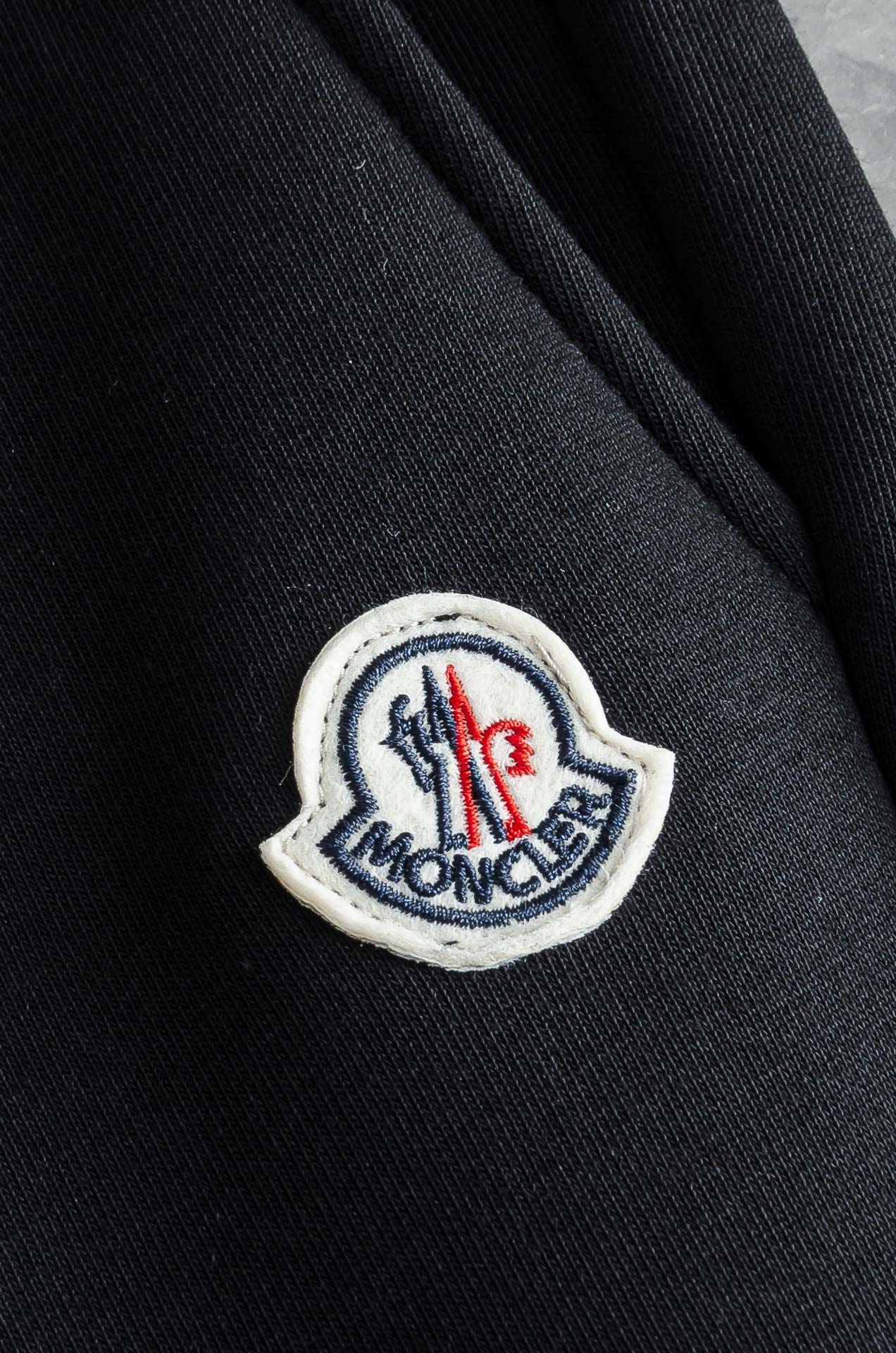 MONC*LER蒙口2026FW秋冬新款加绒休闲卫裤# 舒柔加绒加厚面料，一件都能抵御严寒雨雪的侵袭。秋