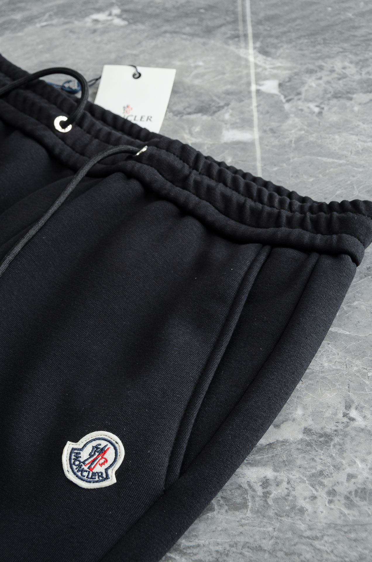 MONC*LER蒙口2026FW秋冬新款加绒休闲卫裤# 舒柔加绒加厚面料，一件都能抵御严寒雨雪的侵袭。秋