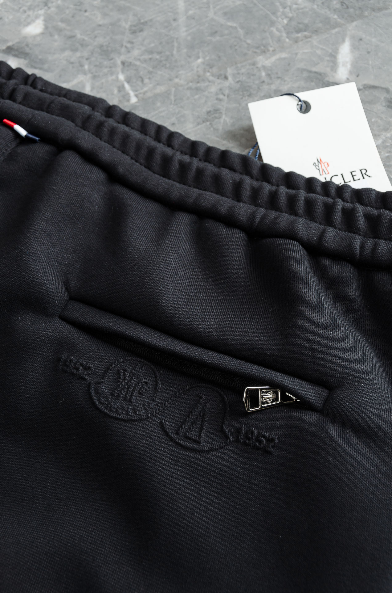 MONC*LER蒙口2026FW秋冬新款加绒休闲卫裤# 舒柔加绒加厚面料，一件都能抵御严寒雨雪的侵袭。秋