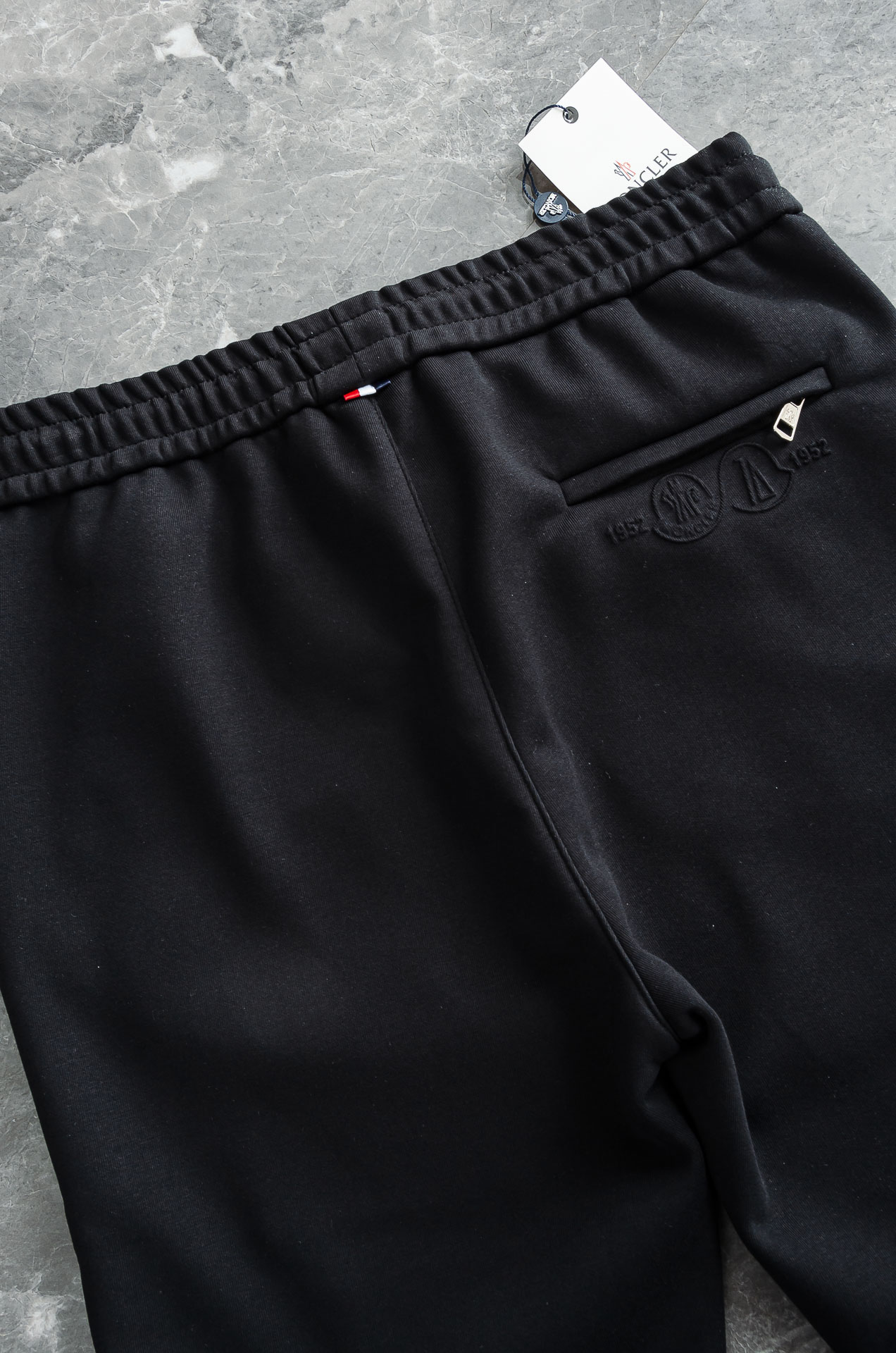 MONC*LER蒙口2026FW秋冬新款加绒休闲卫裤# 舒柔加绒加厚面料，一件都能抵御严寒雨雪的侵袭。秋