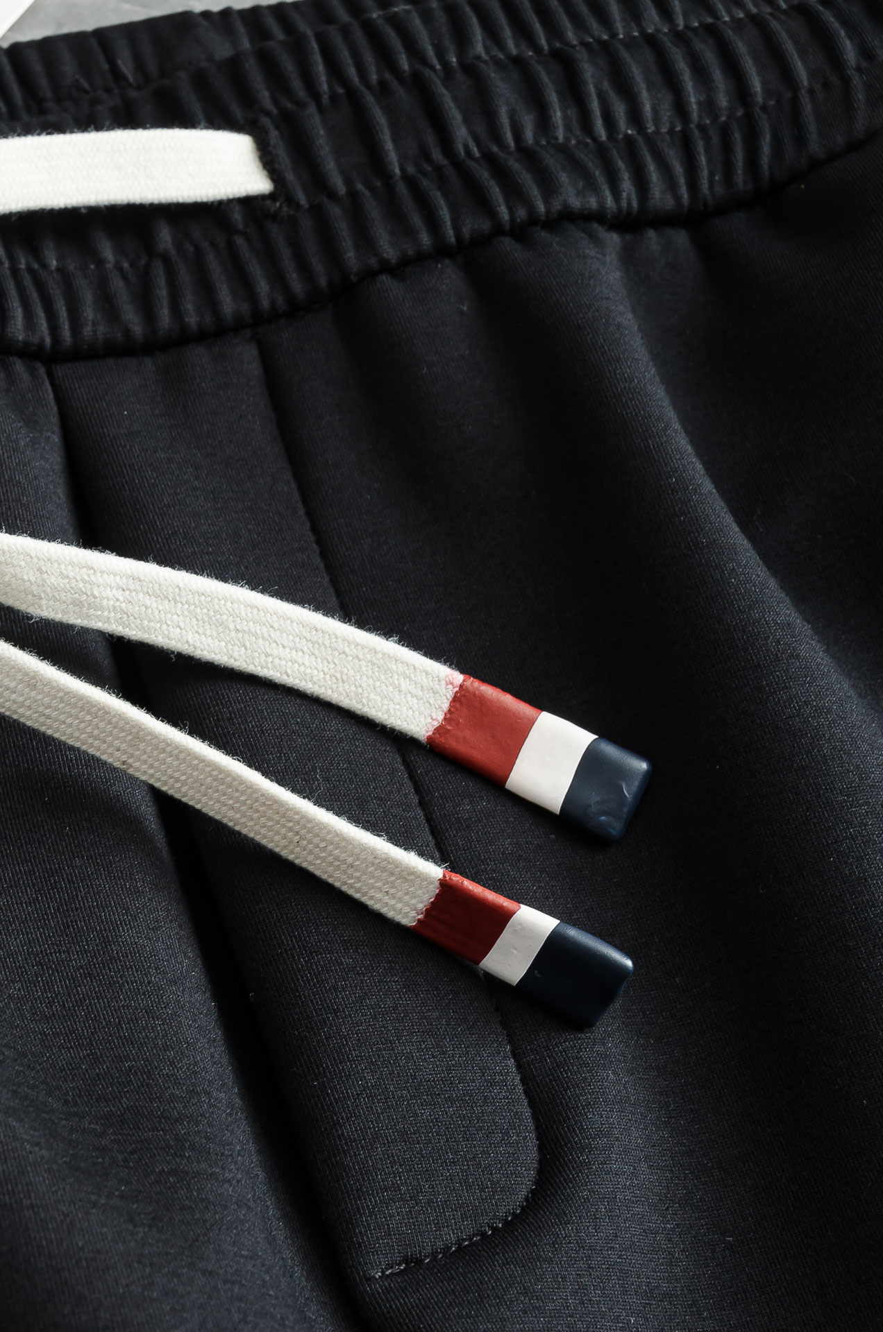 MONCL*ER蒙口 26FW精梳棉混纺挺括有型自带筋骨感抗皱性极强四面弹力包容性好弹力松紧腰搭配抽绳设