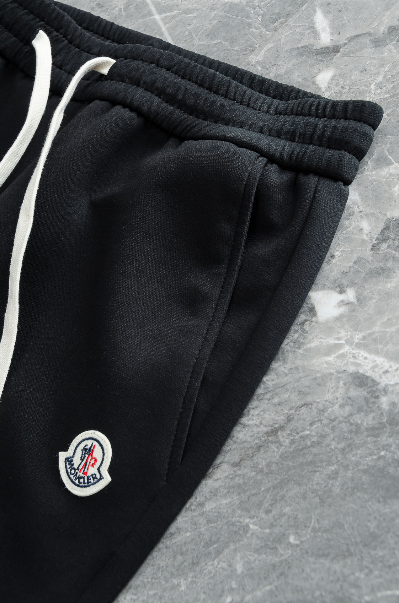 MONCL*ER蒙口 26FW精梳棉混纺挺括有型自带筋骨感抗皱性极强四面弹力包容性好弹力松紧腰搭配抽绳设