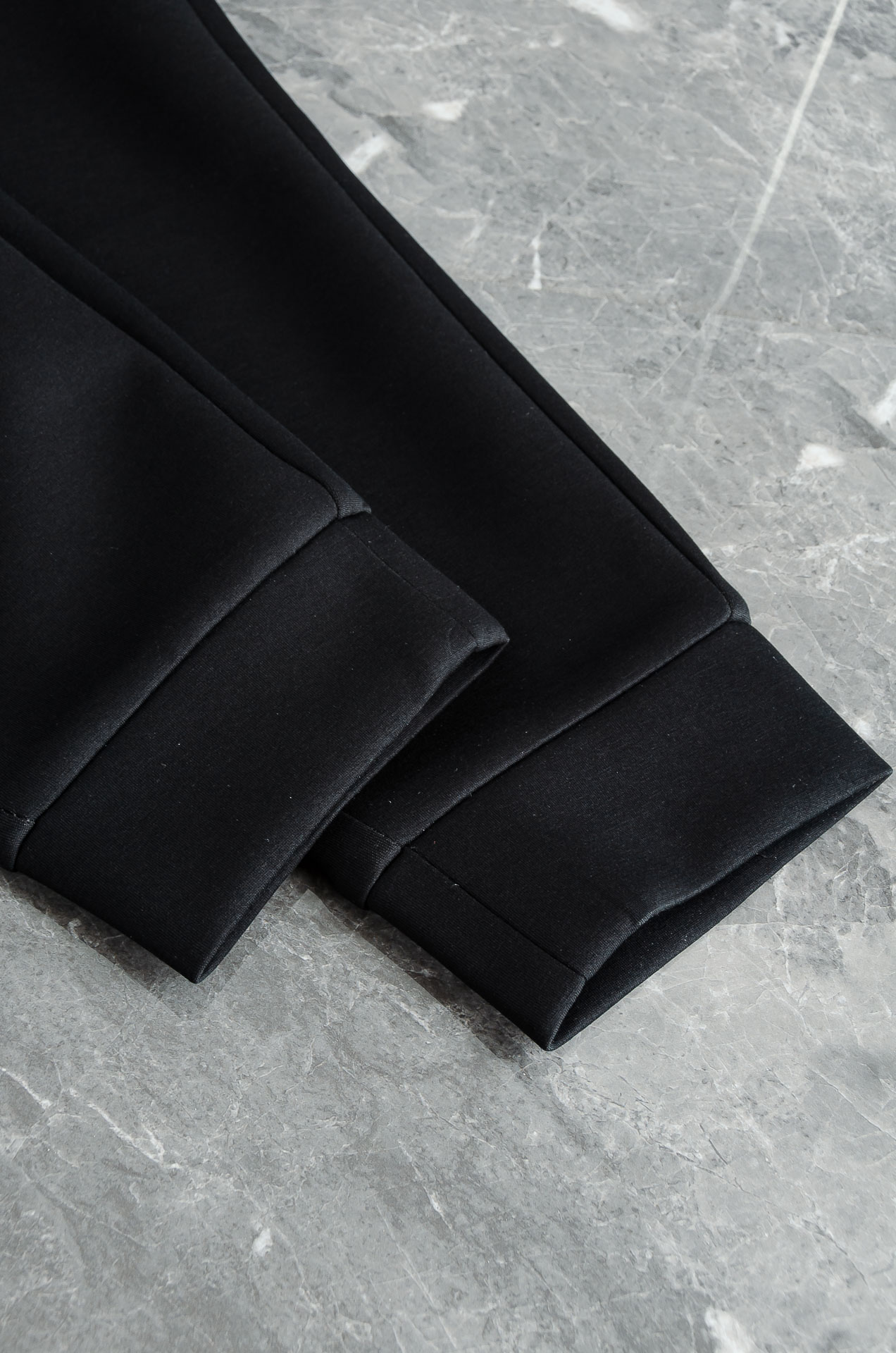 MONCL*ER蒙口 26FW精梳棉混纺挺括有型自带筋骨感抗皱性极强四面弹力包容性好弹力松紧腰搭配抽绳设