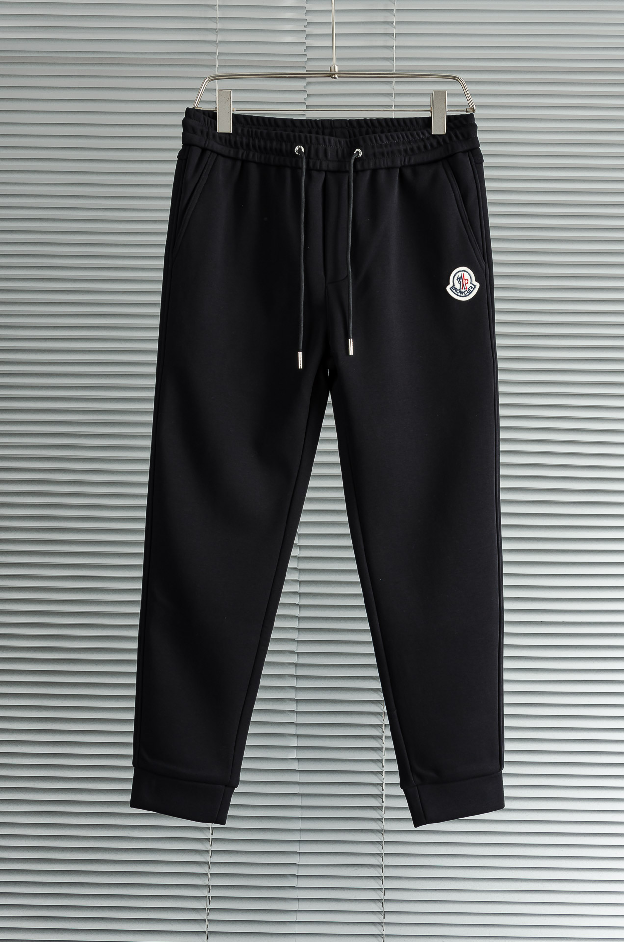 MONC*LER蒙口2026FW秋冬新款加绒休闲卫裤# 舒柔加绒加厚面料，一件都能抵御严寒雨雪的侵袭。秋