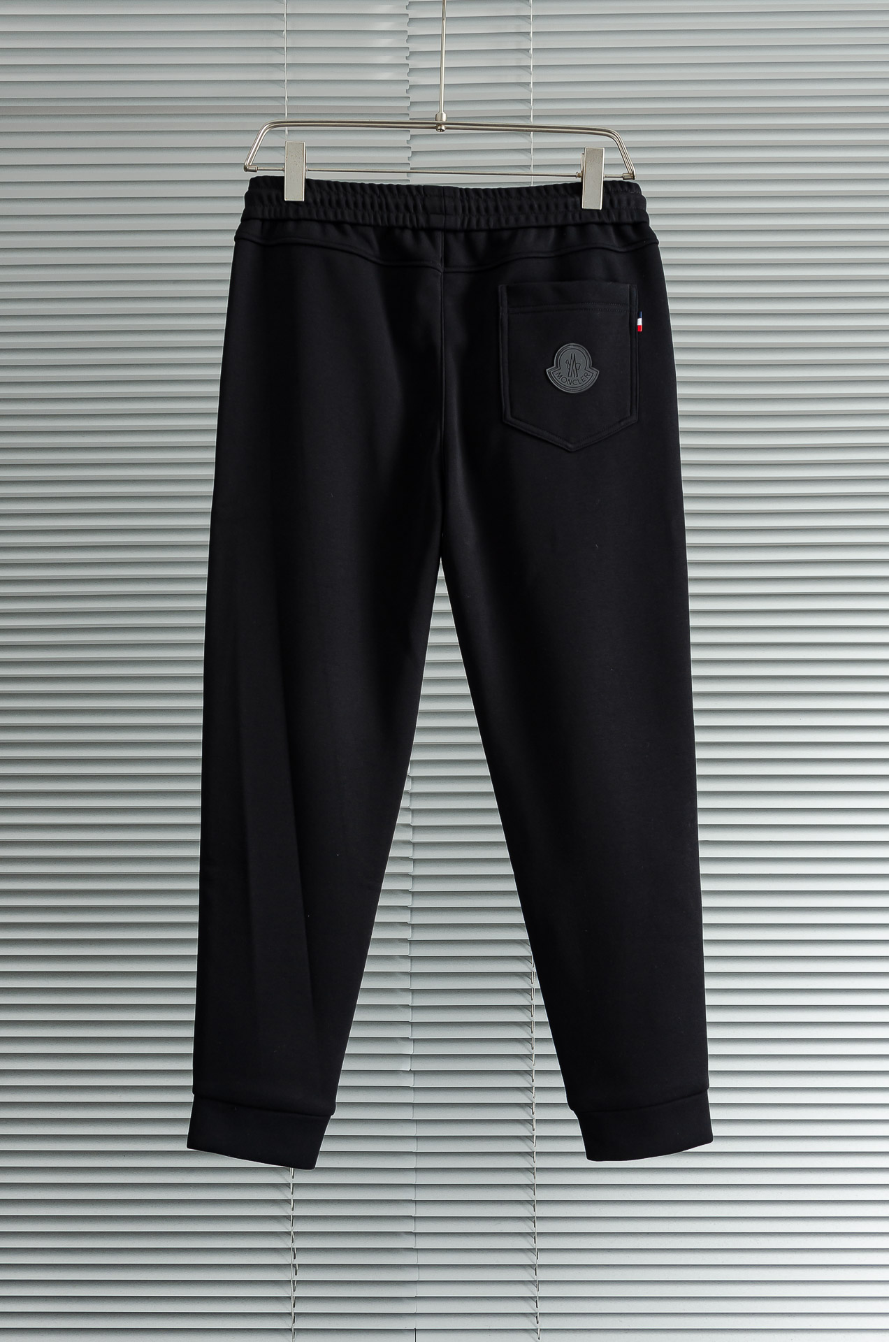 MONC*LER蒙口2026FW秋冬新款加绒休闲卫裤# 舒柔加绒加厚面料，一件都能抵御严寒雨雪的侵袭。秋