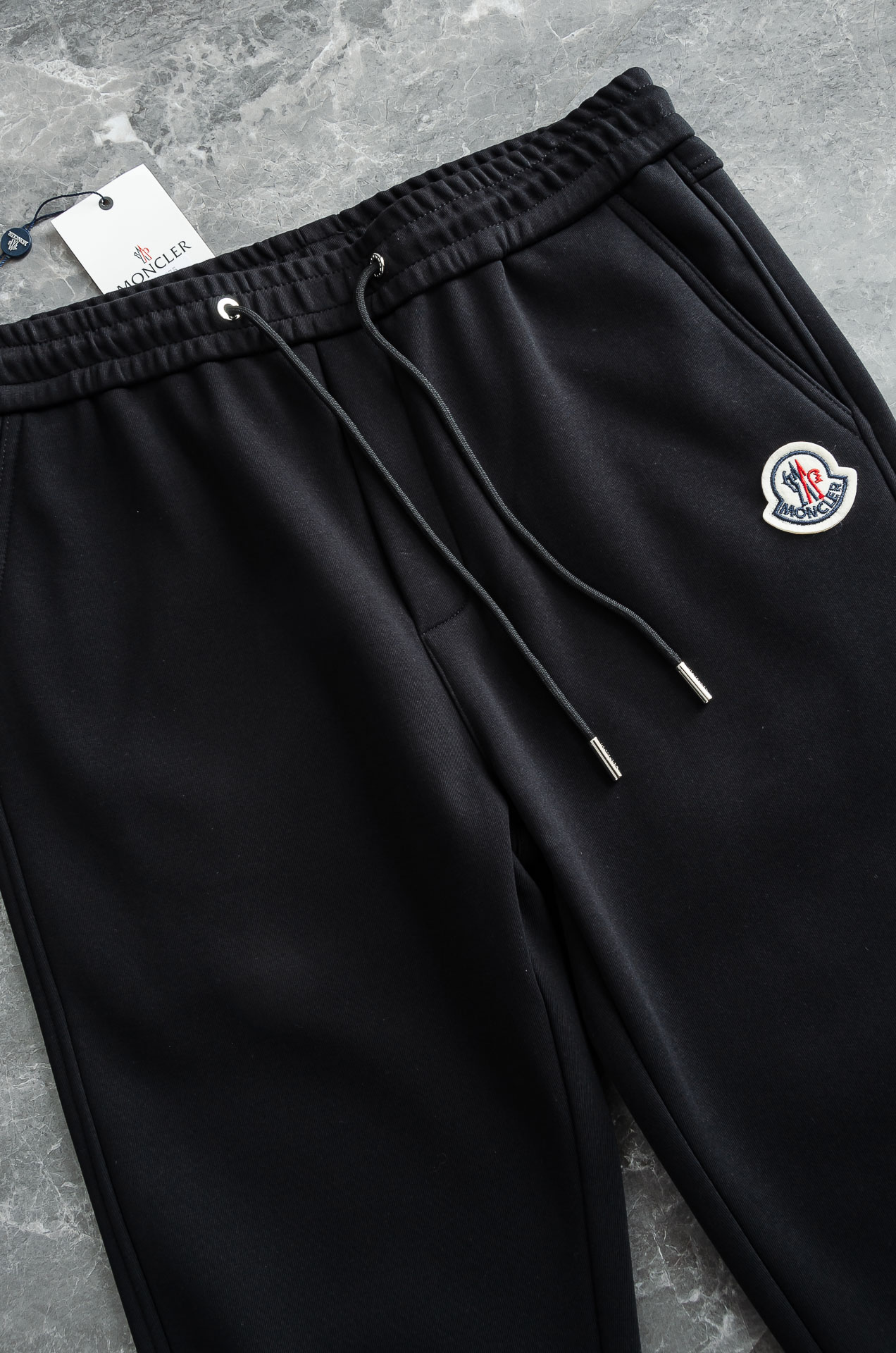 MONC*LER蒙口2026FW秋冬新款加绒休闲卫裤# 舒柔加绒加厚面料，一件都能抵御严寒雨雪的侵袭。秋