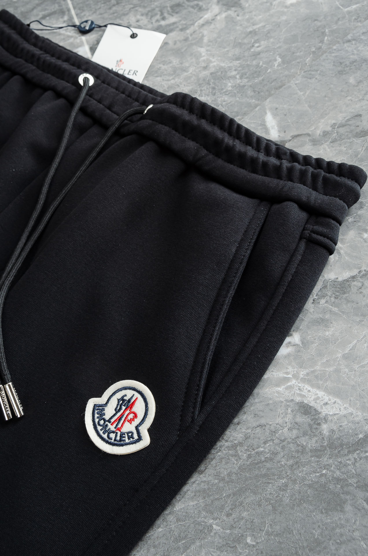 MONC*LER蒙口2026FW秋冬新款加绒休闲卫裤# 舒柔加绒加厚面料，一件都能抵御严寒雨雪的侵袭。秋