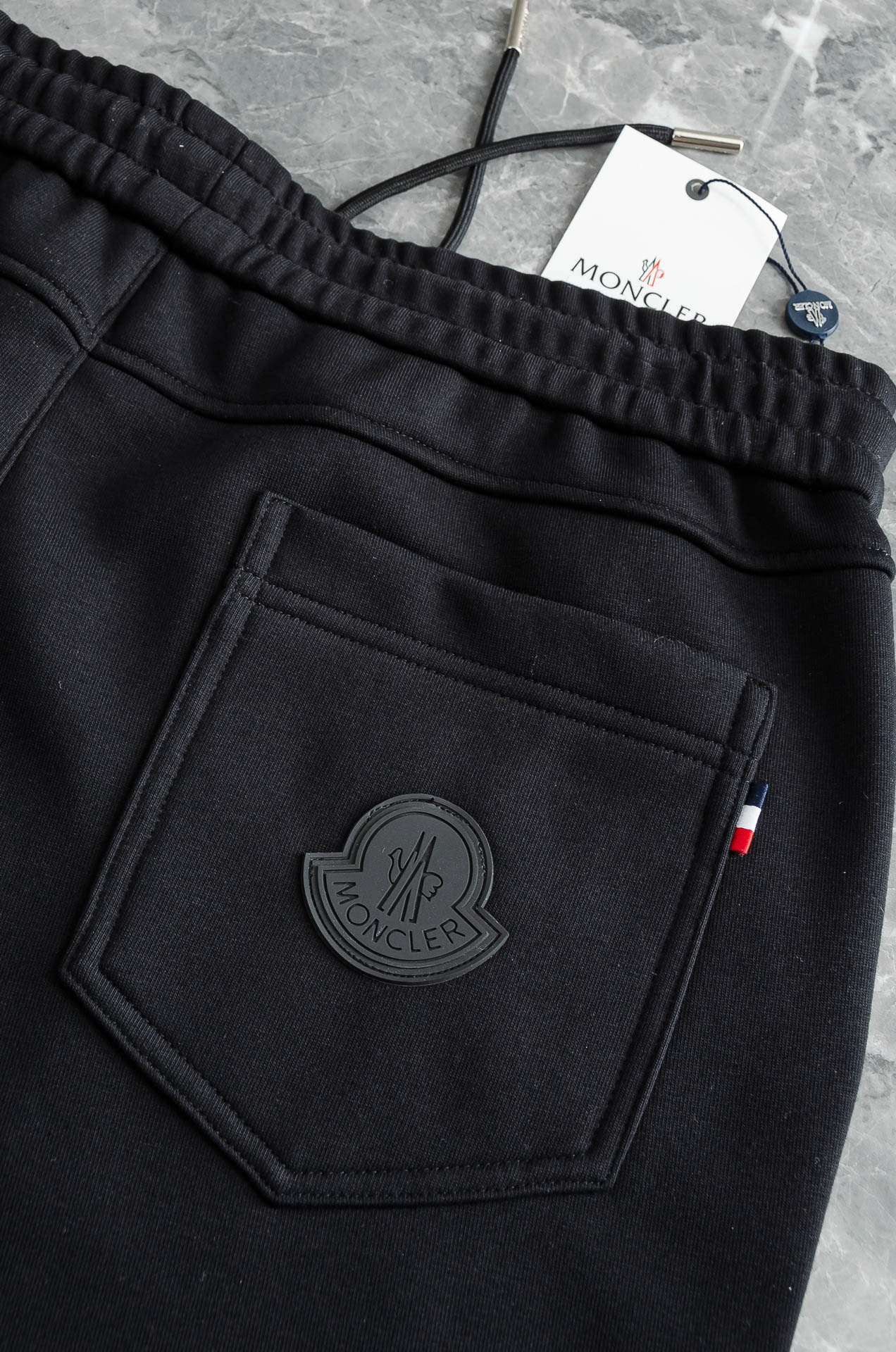 MONC*LER蒙口2026FW秋冬新款加绒休闲卫裤# 舒柔加绒加厚面料，一件都能抵御严寒雨雪的侵袭。秋