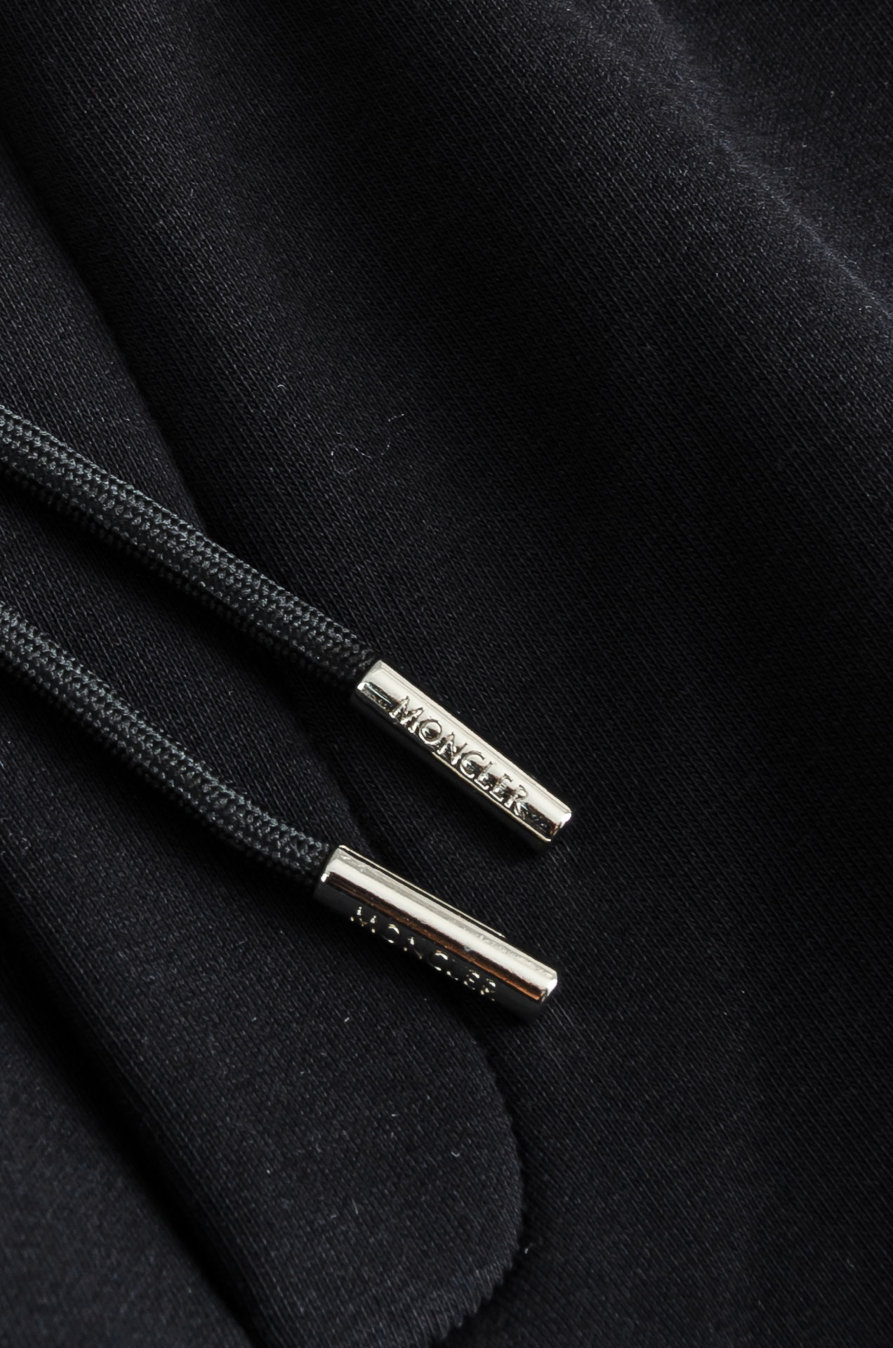 MONC*LER蒙口2026FW秋冬新款加绒休闲卫裤# 舒柔加绒加厚面料，一件都能抵御严寒雨雪的侵袭。秋