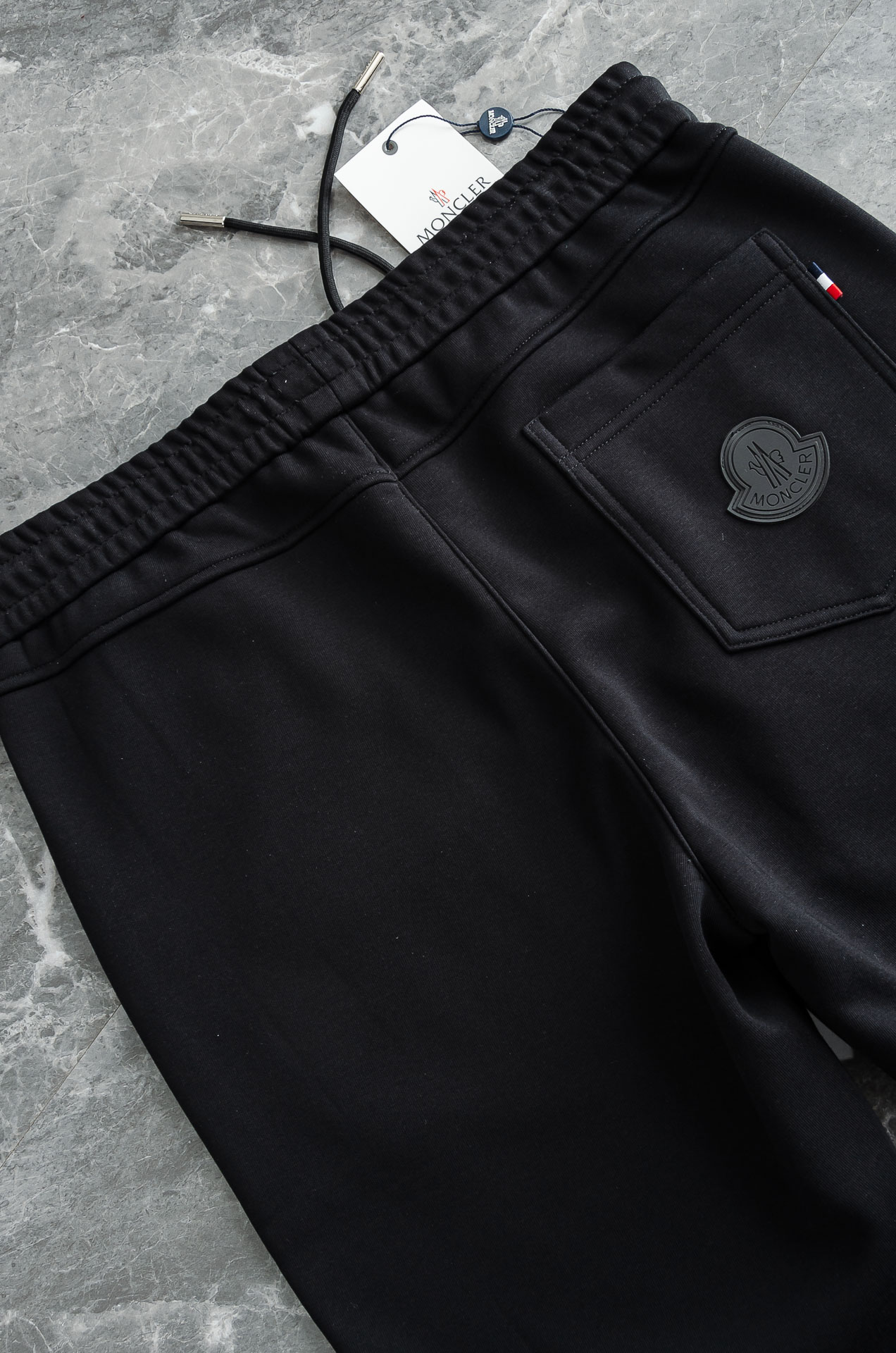 MONC*LER蒙口2026FW秋冬新款加绒休闲卫裤# 舒柔加绒加厚面料，一件都能抵御严寒雨雪的侵袭。秋