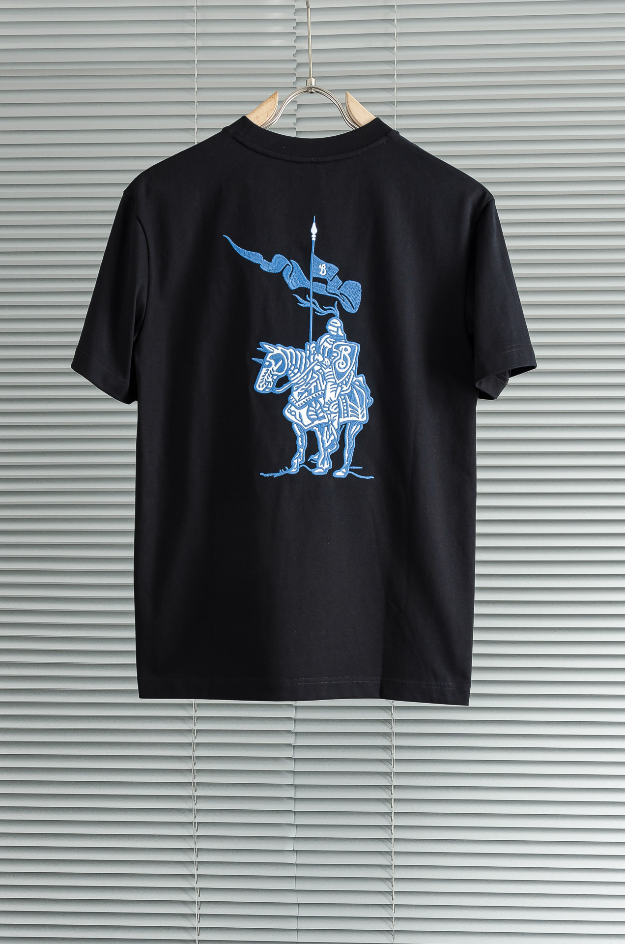 Burbe*rry巴宝莉2026SS时尚潮人必备男士休闲圆领短袖T恤衫#设计理念潮流前卫与尚可持续，选用
