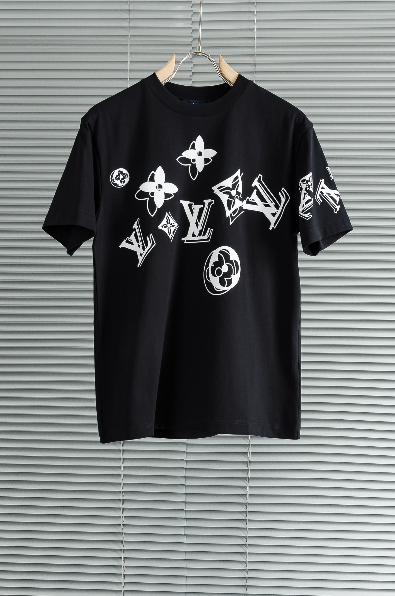🆕 LV 2026SS时尚潮人必备男士休闲圆领短袖T恤衫#设计理念潮流前卫与尚可持续，选用客供进口100