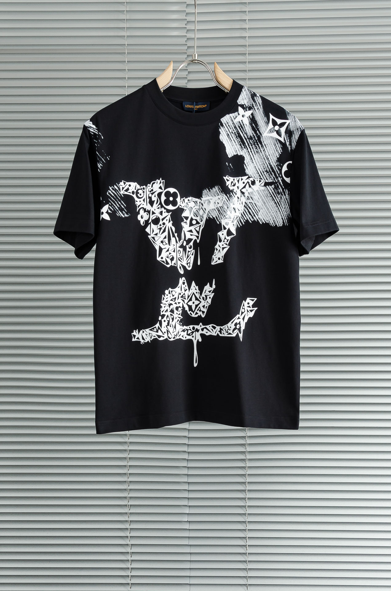 🆕 LV 2026SS时尚潮人必备男士休闲圆领短袖T恤衫#设计理念潮流前卫与尚可持续，选用客供进口100