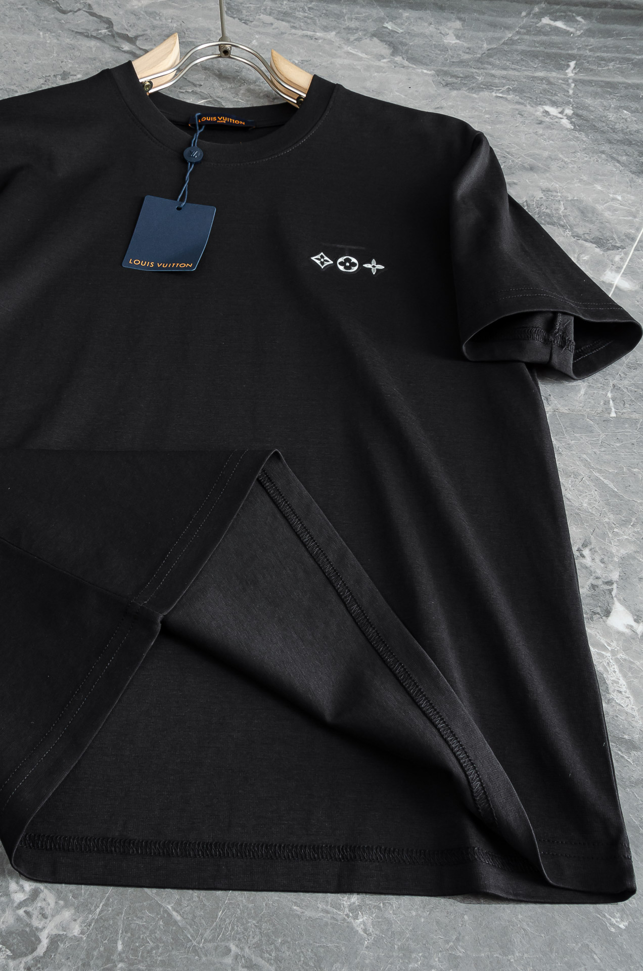 LV 2026SS时尚潮人必备男士休闲圆领短袖T恤衫#设计理念潮流前卫与尚可持续，选用客供进口100%棉