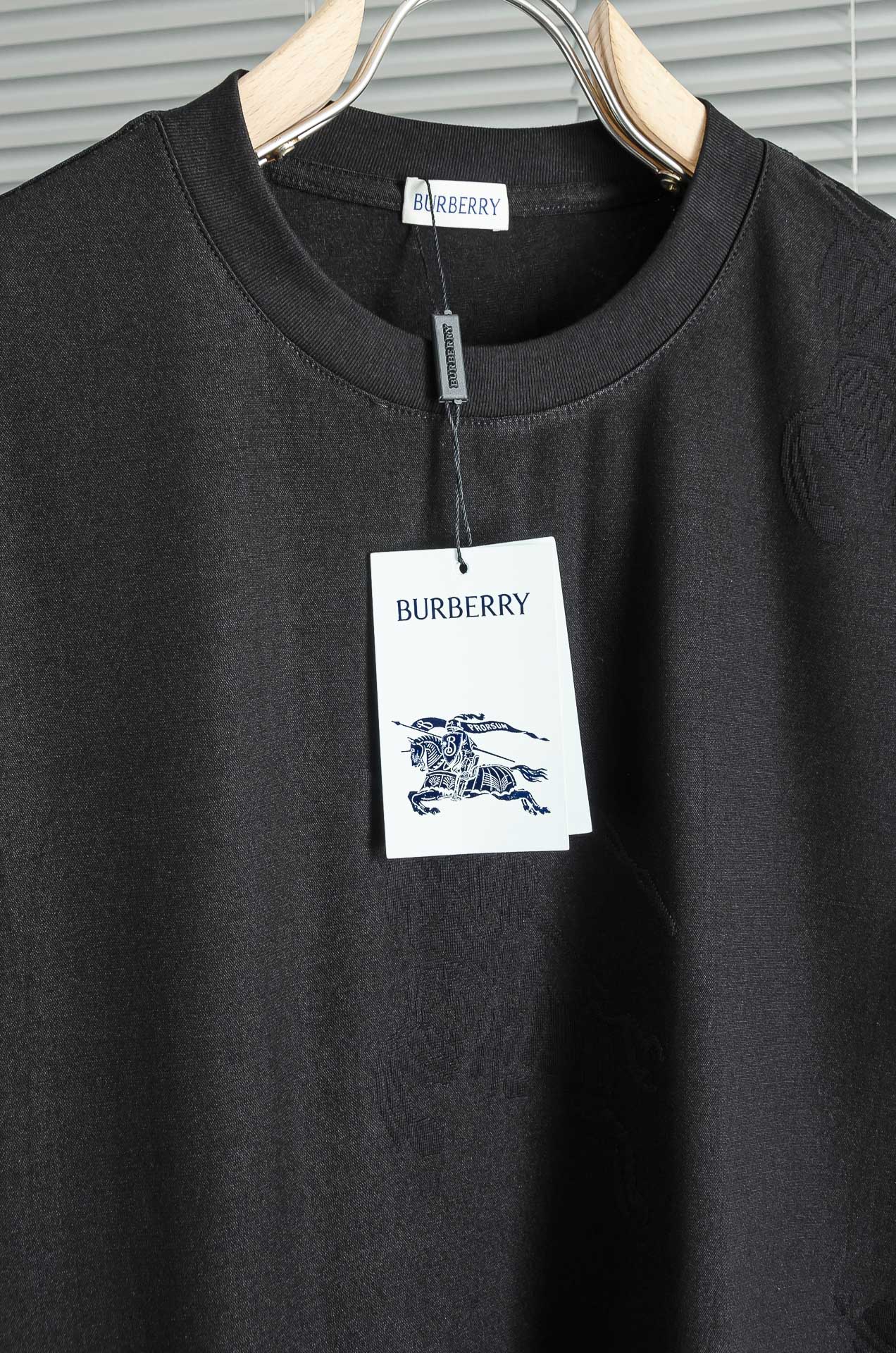 BURBERRY 巴宝莉2026ss最新全身暗纹提花logo定制面料皆为上乘，网眼结构细腻自然，经过水洗