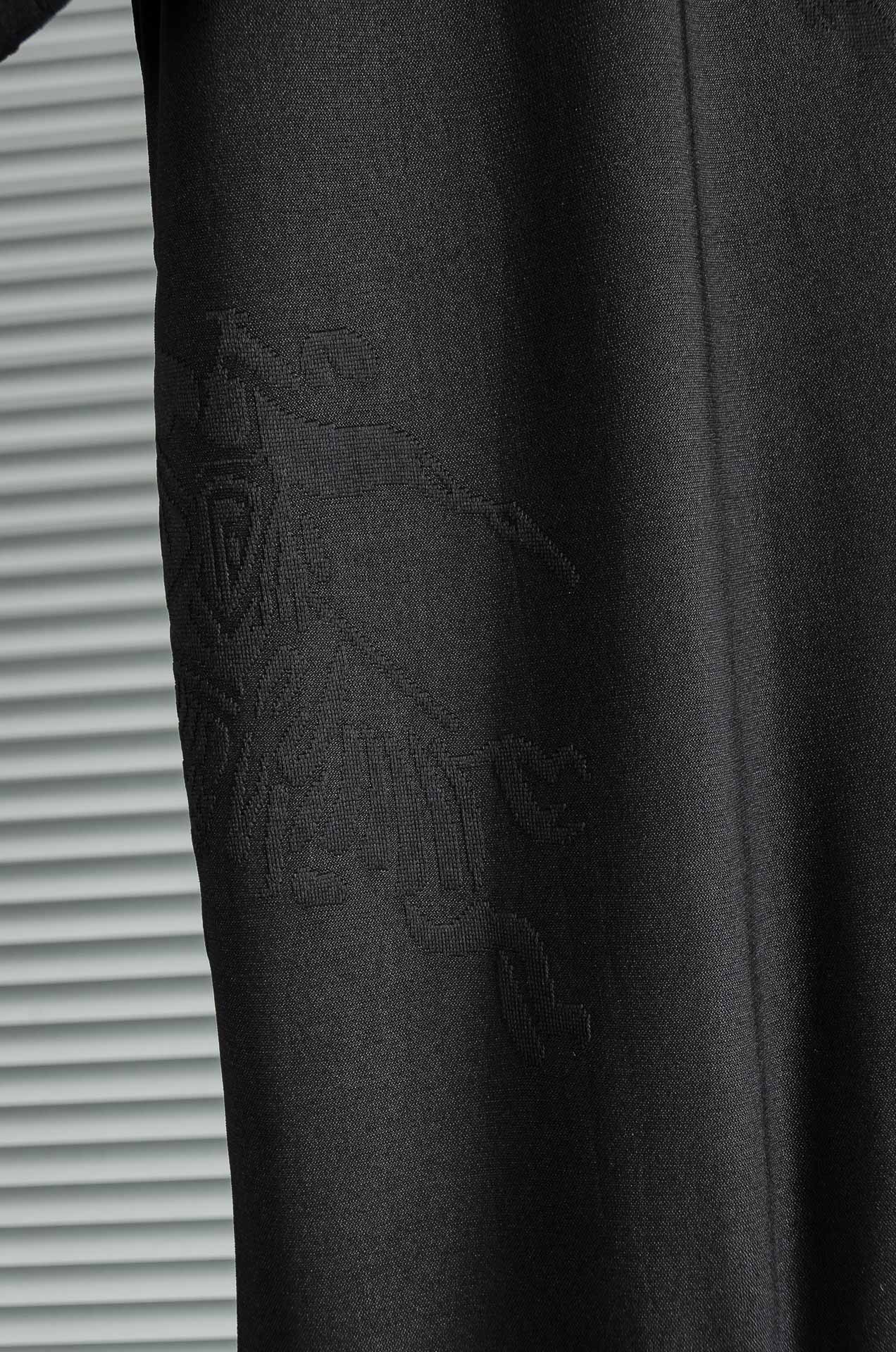 BURBERRY 巴宝莉2026ss最新全身暗纹提花logo定制面料皆为上乘，网眼结构细腻自然，经过水洗