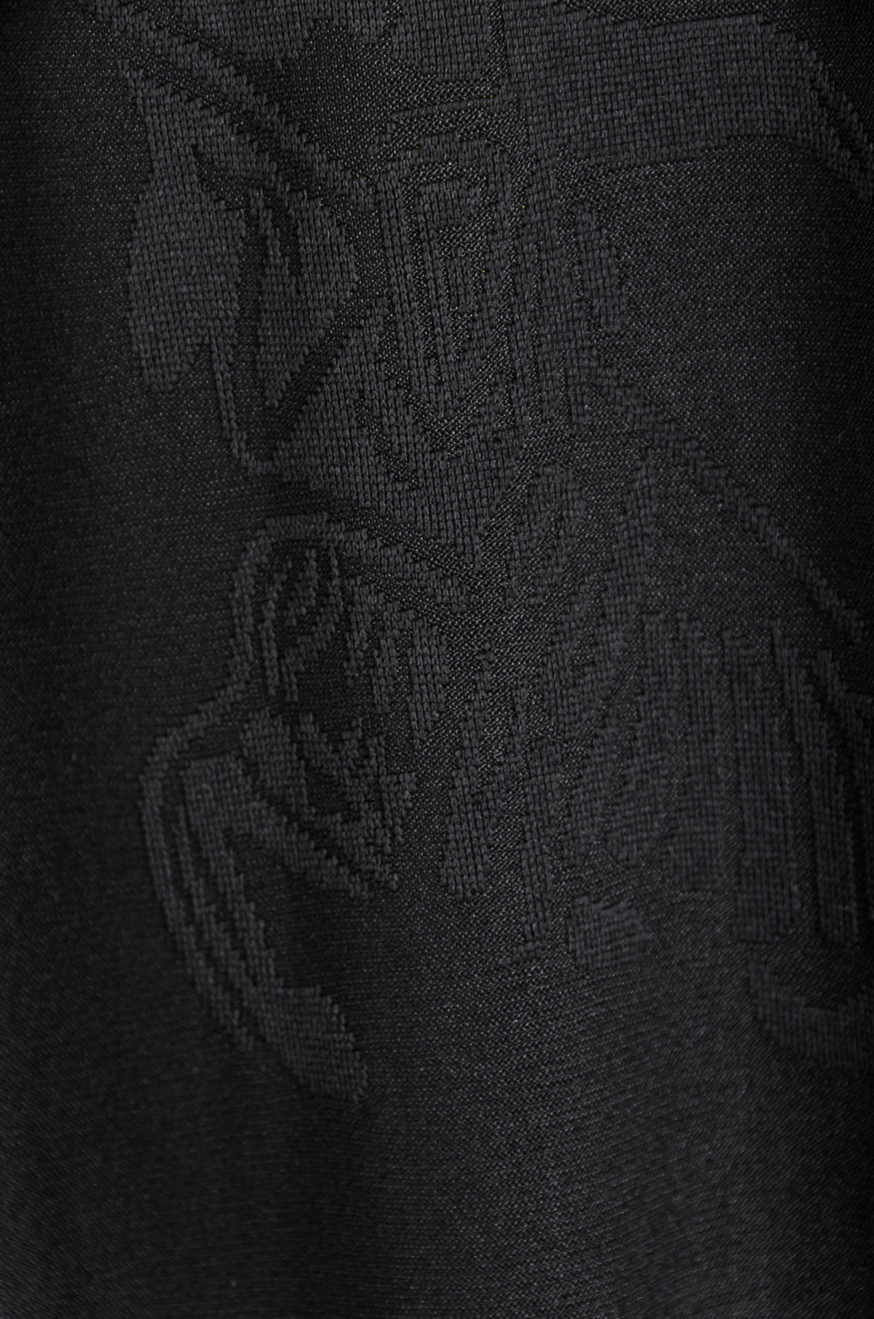 BURBERRY 巴宝莉2026ss最新全身暗纹提花logo定制面料皆为上乘，网眼结构细腻自然，经过水洗