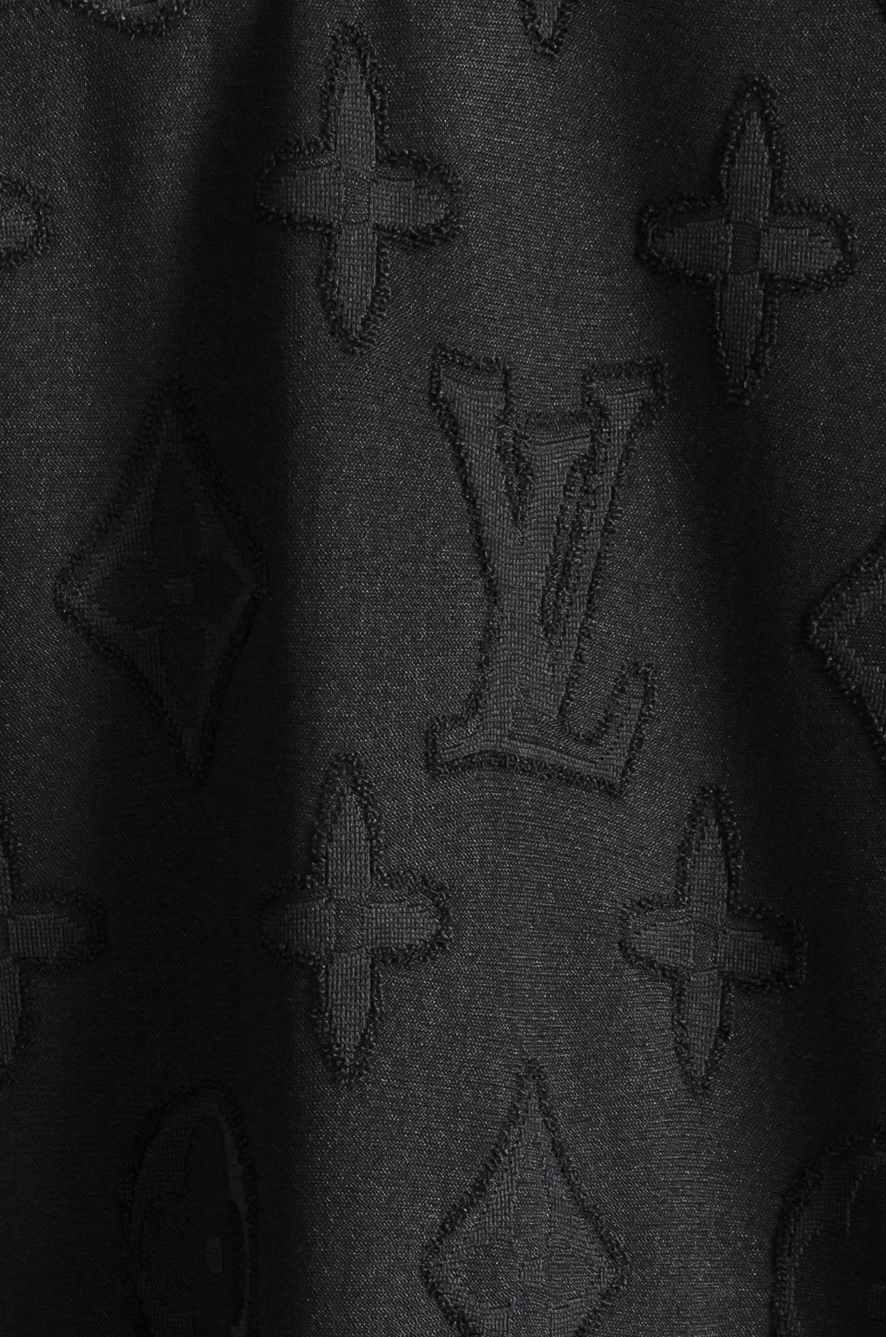 LV 2026ss最新全身暗纹提花logo定制面料皆为上乘，网眼结构细腻自然，经过水洗后，肌理变得更具亲