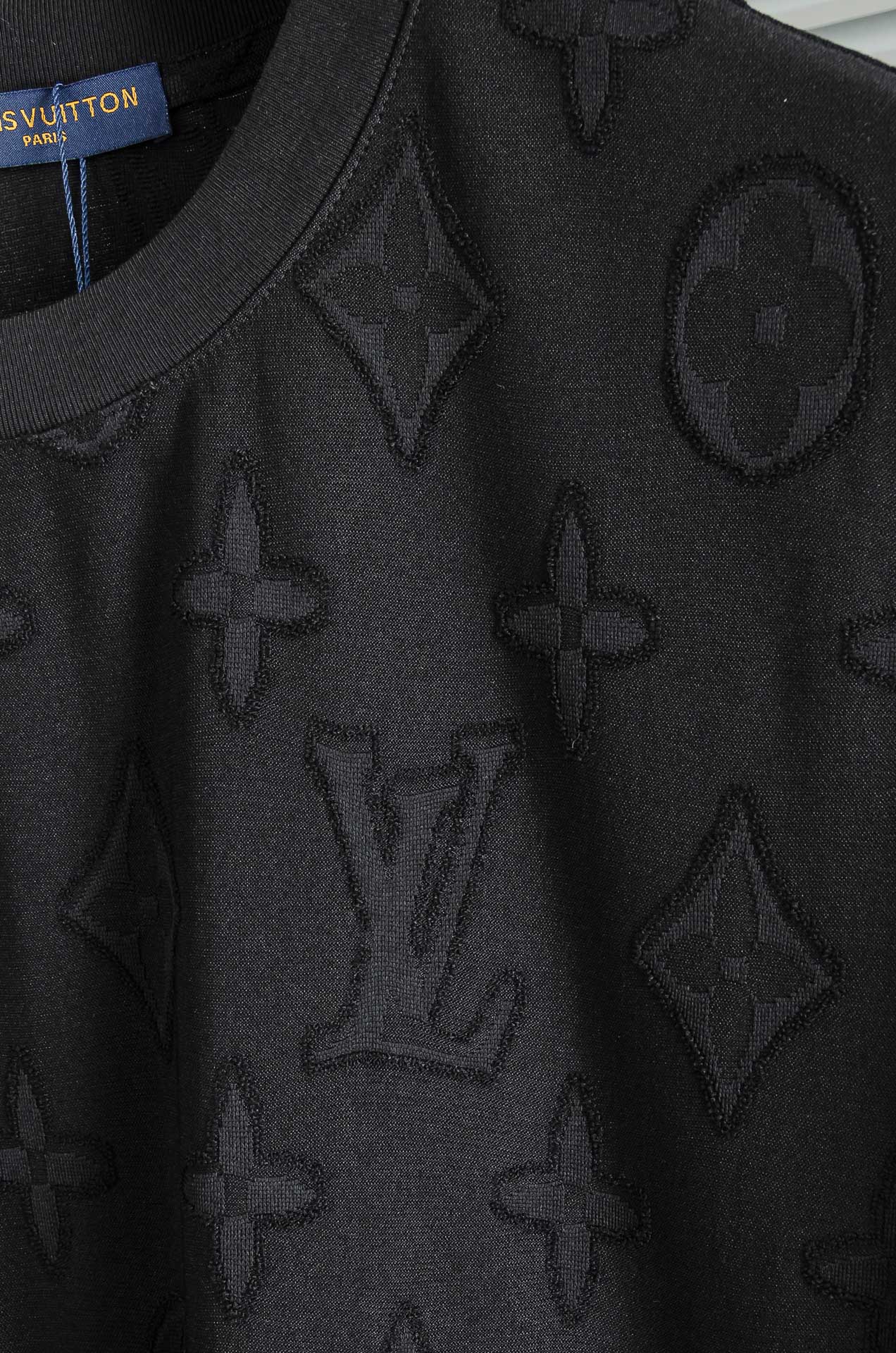 LV 2026ss最新全身暗纹提花logo定制面料皆为上乘，网眼结构细腻自然，经过水洗后，肌理变得更具亲
