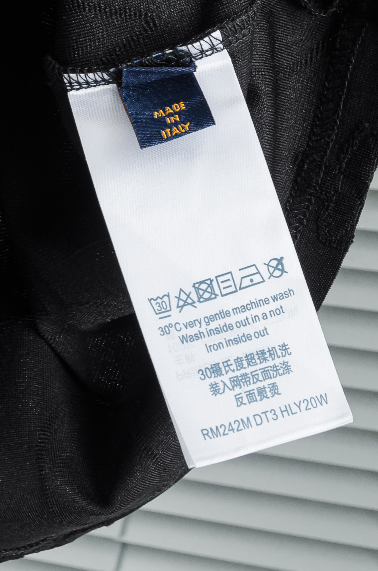 LV 2026ss最新全身暗纹提花logo定制面料皆为上乘，网眼结构细腻自然，经过水洗后，肌理变得更具亲