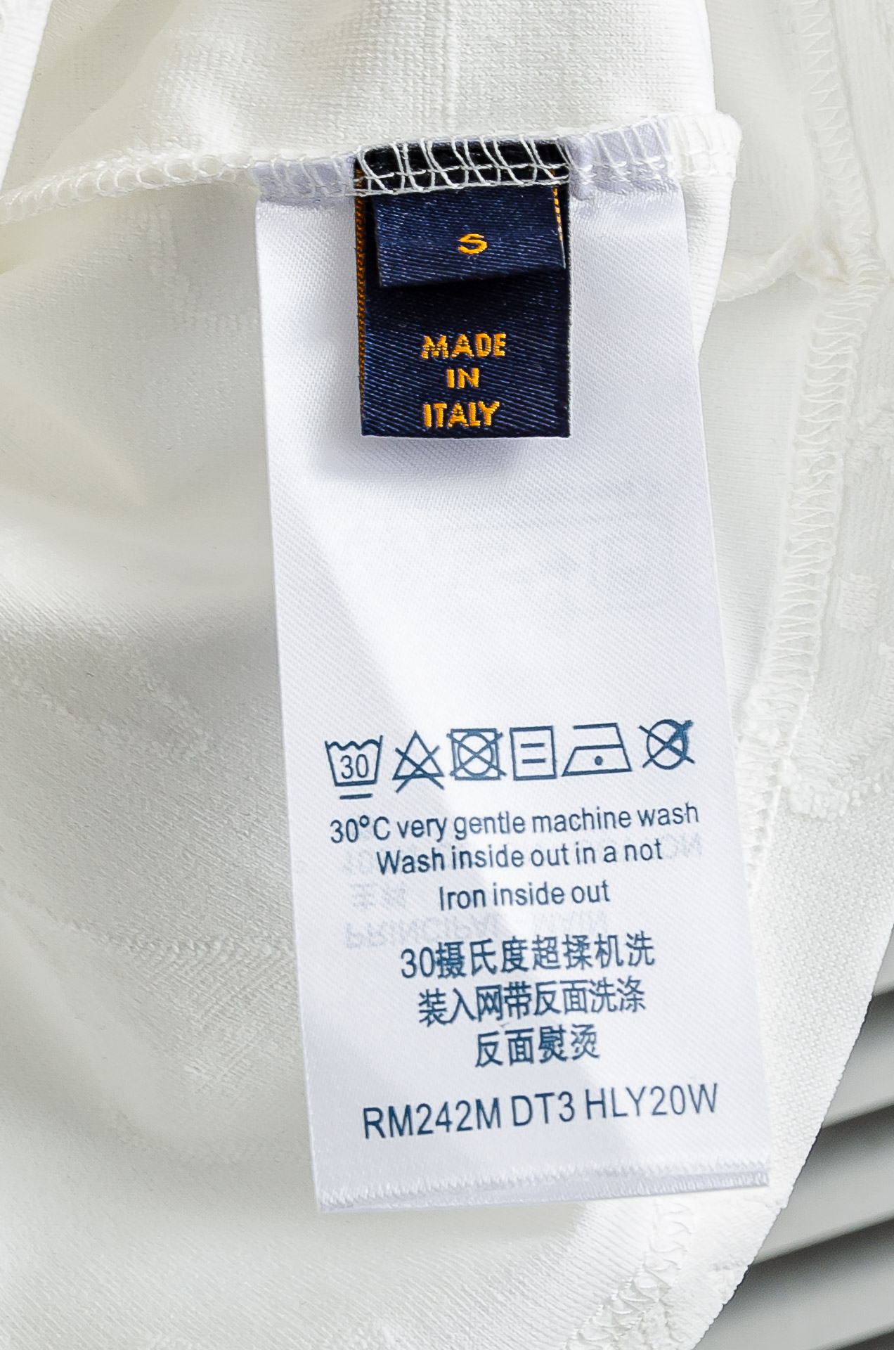 LV 2026ss最新全身暗纹提花logo定制面料皆为上乘，网眼结构细腻自然，经过水洗后，肌理变得更具亲