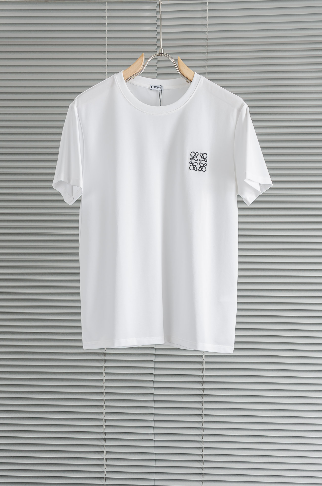 LOEWE罗意威 2026ss春夏新品 ，男士休闲纯色圆领短袖T桖衫#面料属性皆为上乘，网眼结构细腻自然