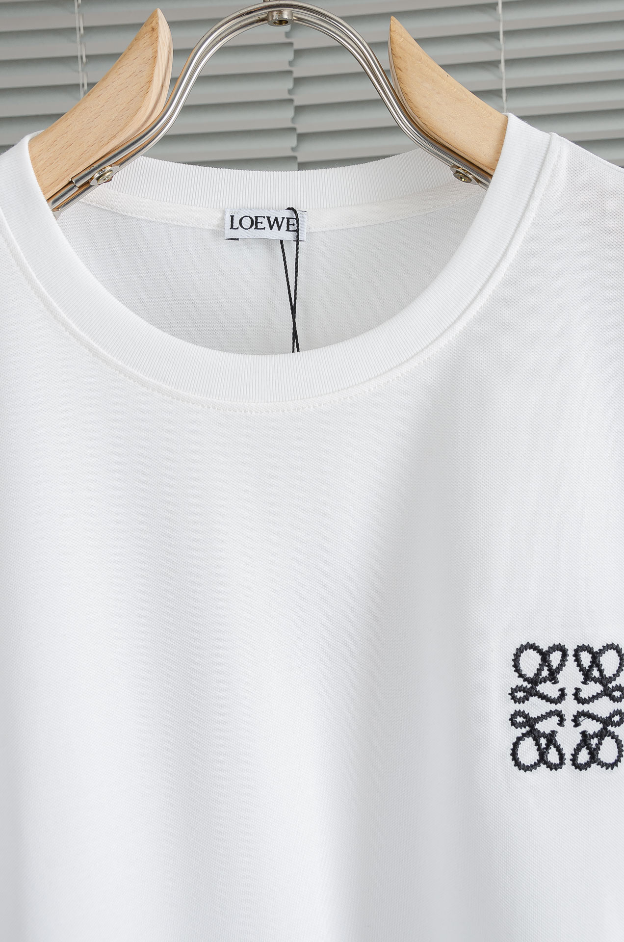 LOEWE罗意威 2026ss春夏新品 ，男士休闲纯色圆领短袖T桖衫#面料属性皆为上乘，网眼结构细腻自然