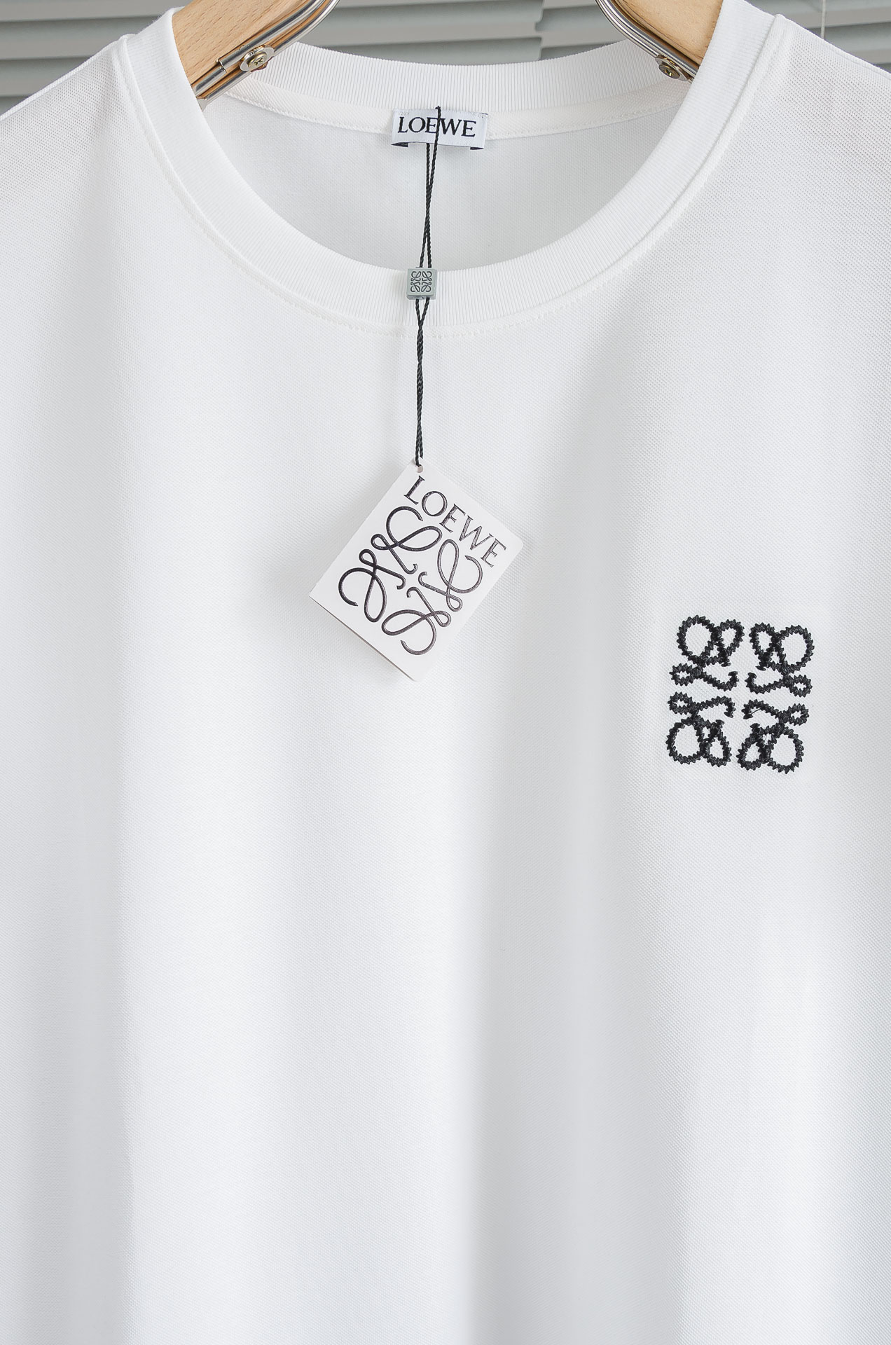 LOEWE罗意威 2026ss春夏新品 ，男士休闲纯色圆领短袖T桖衫#面料属性皆为上乘，网眼结构细腻自然