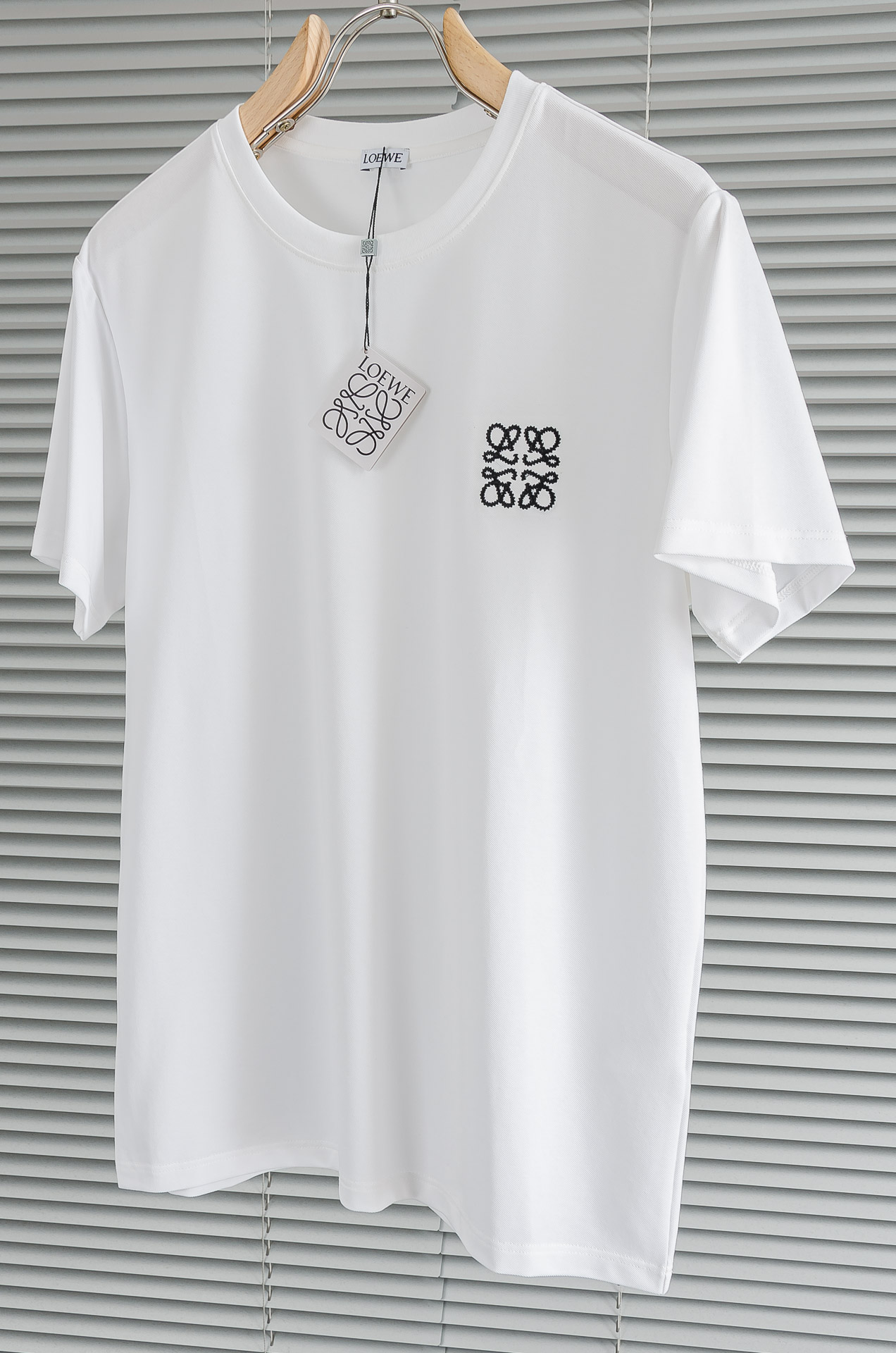 LOEWE罗意威 2026ss春夏新品 ，男士休闲纯色圆领短袖T桖衫#面料属性皆为上乘，网眼结构细腻自然