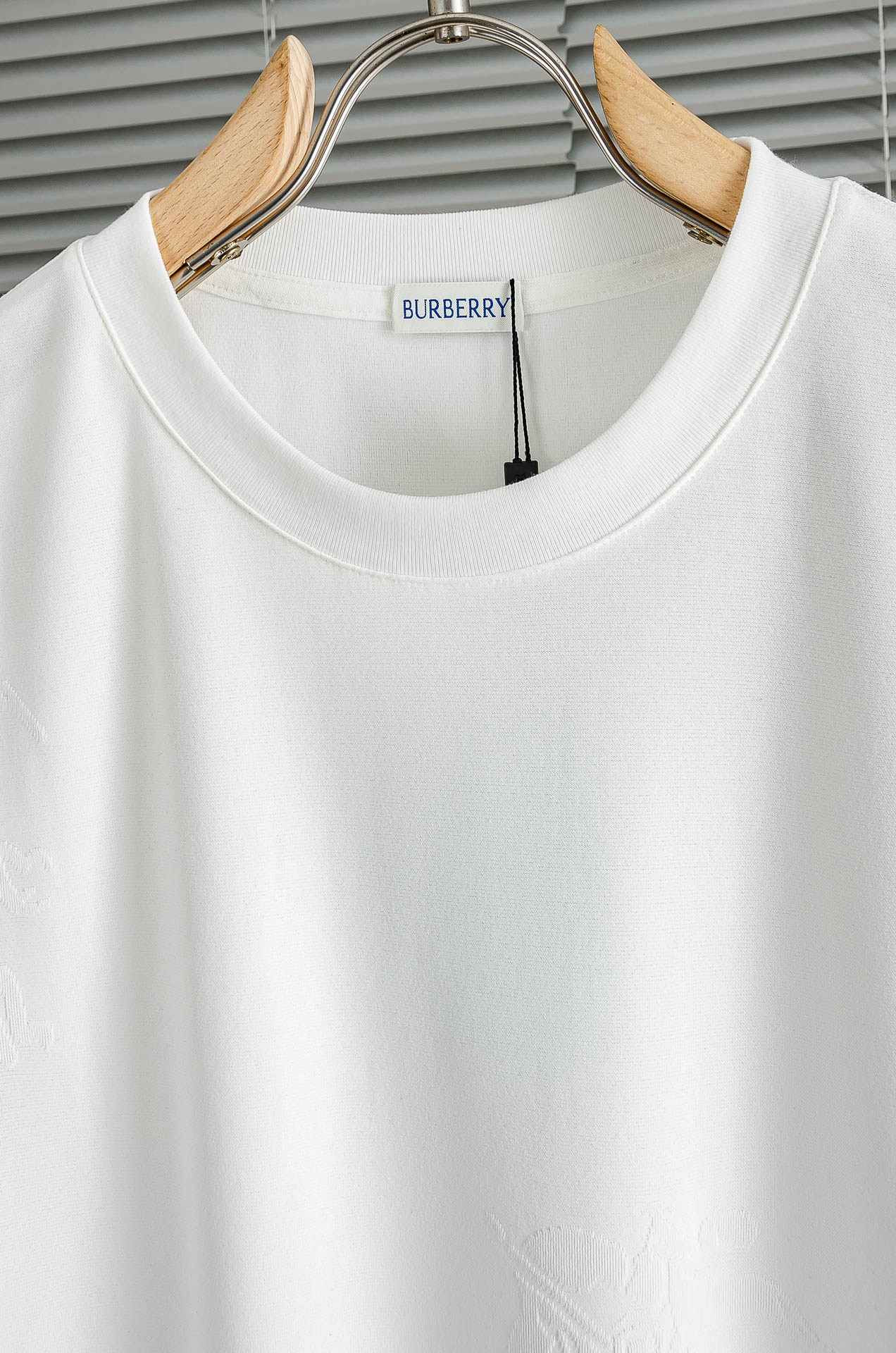 BURBERRY 巴宝莉2026ss最新全身暗纹提花logo定制面料皆为上乘，网眼结构细腻自然，经过水洗