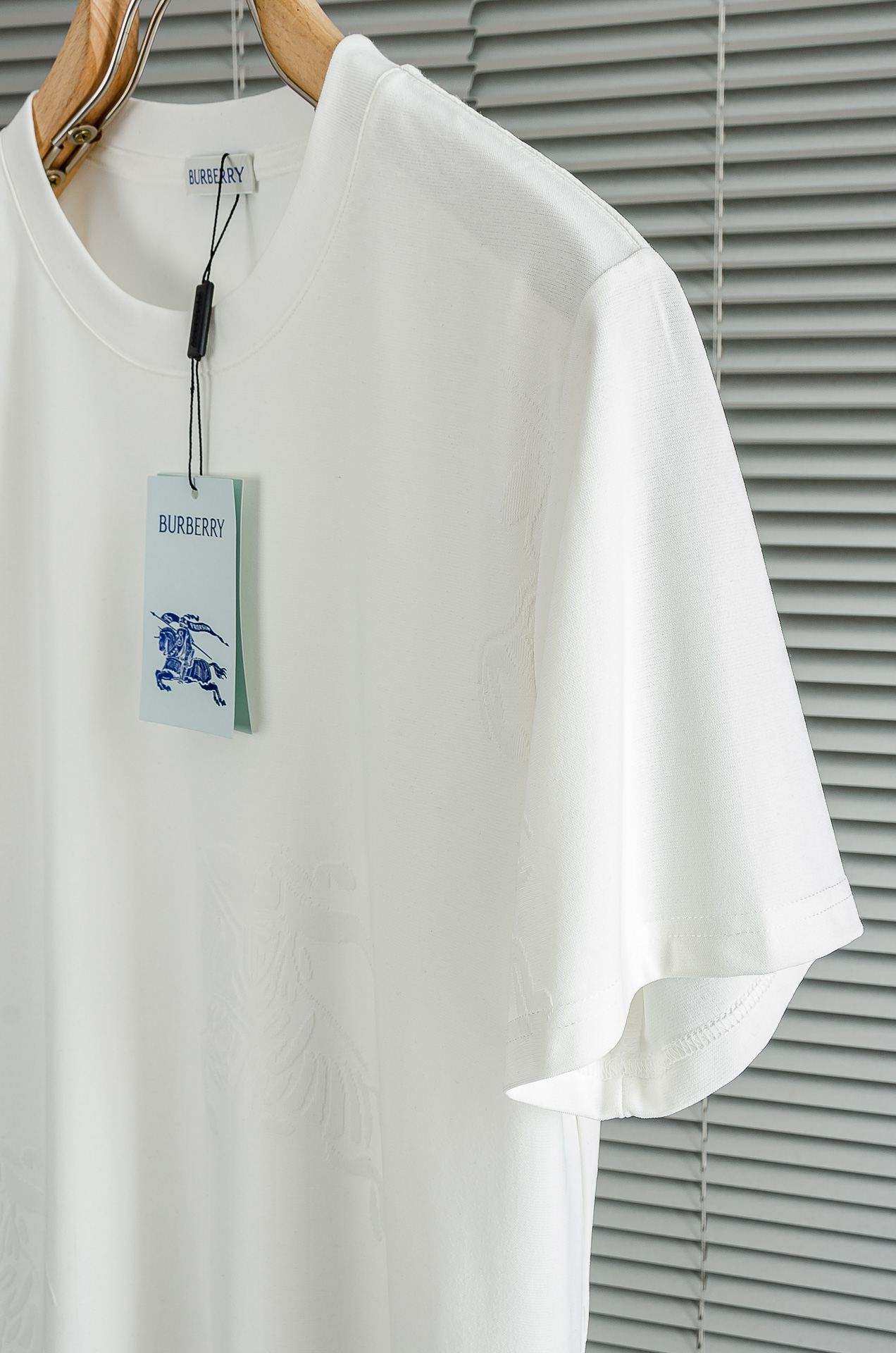 BURBERRY 巴宝莉2026ss最新全身暗纹提花logo定制面料皆为上乘，网眼结构细腻自然，经过水洗
