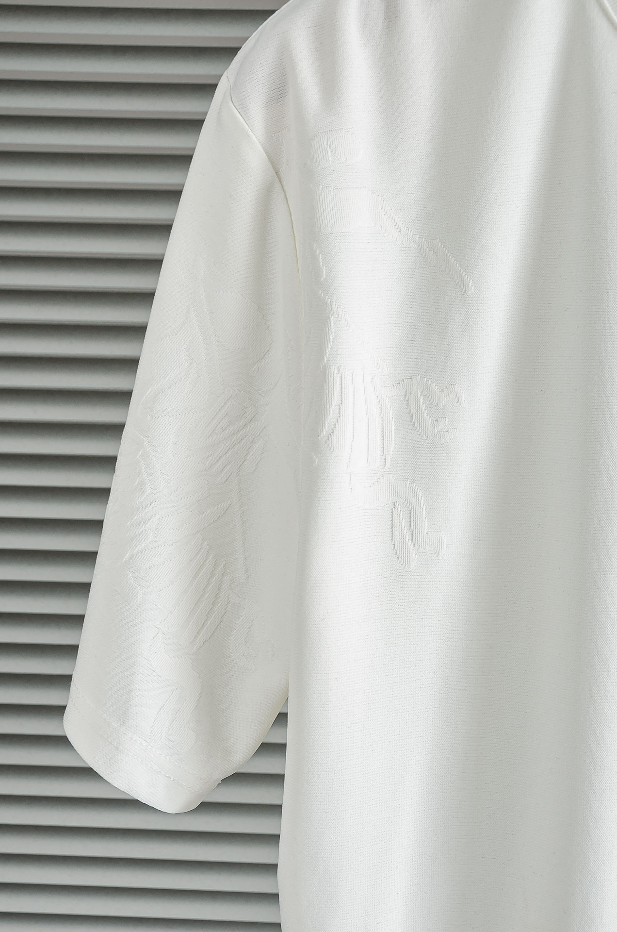 BURBERRY 巴宝莉2026ss最新全身暗纹提花logo定制面料皆为上乘，网眼结构细腻自然，经过水洗