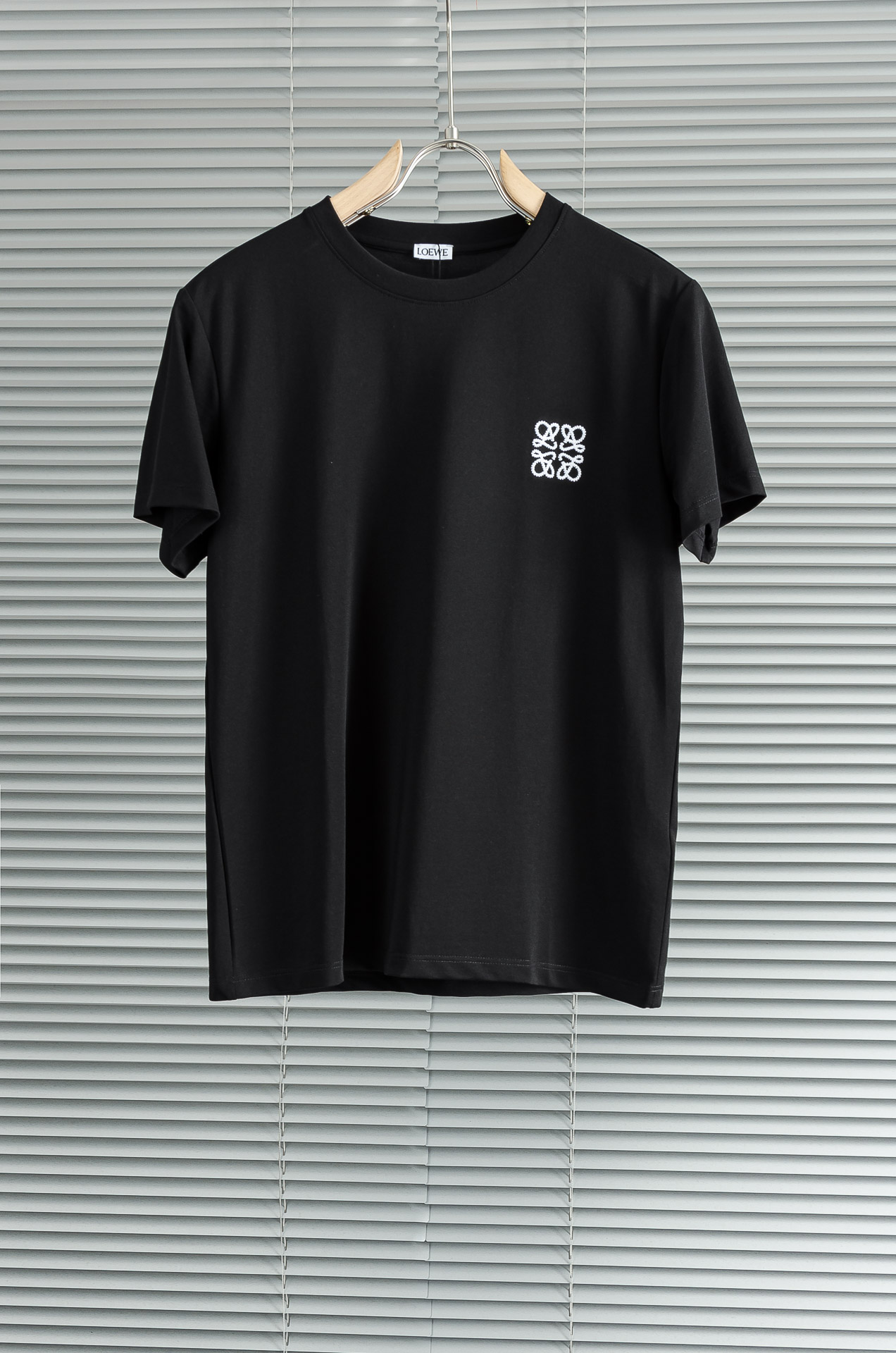 LOEWE罗意威 2026ss春夏新品 ，男士休闲纯色圆领短袖T桖衫#面料属性皆为上乘，网眼结构细腻自然