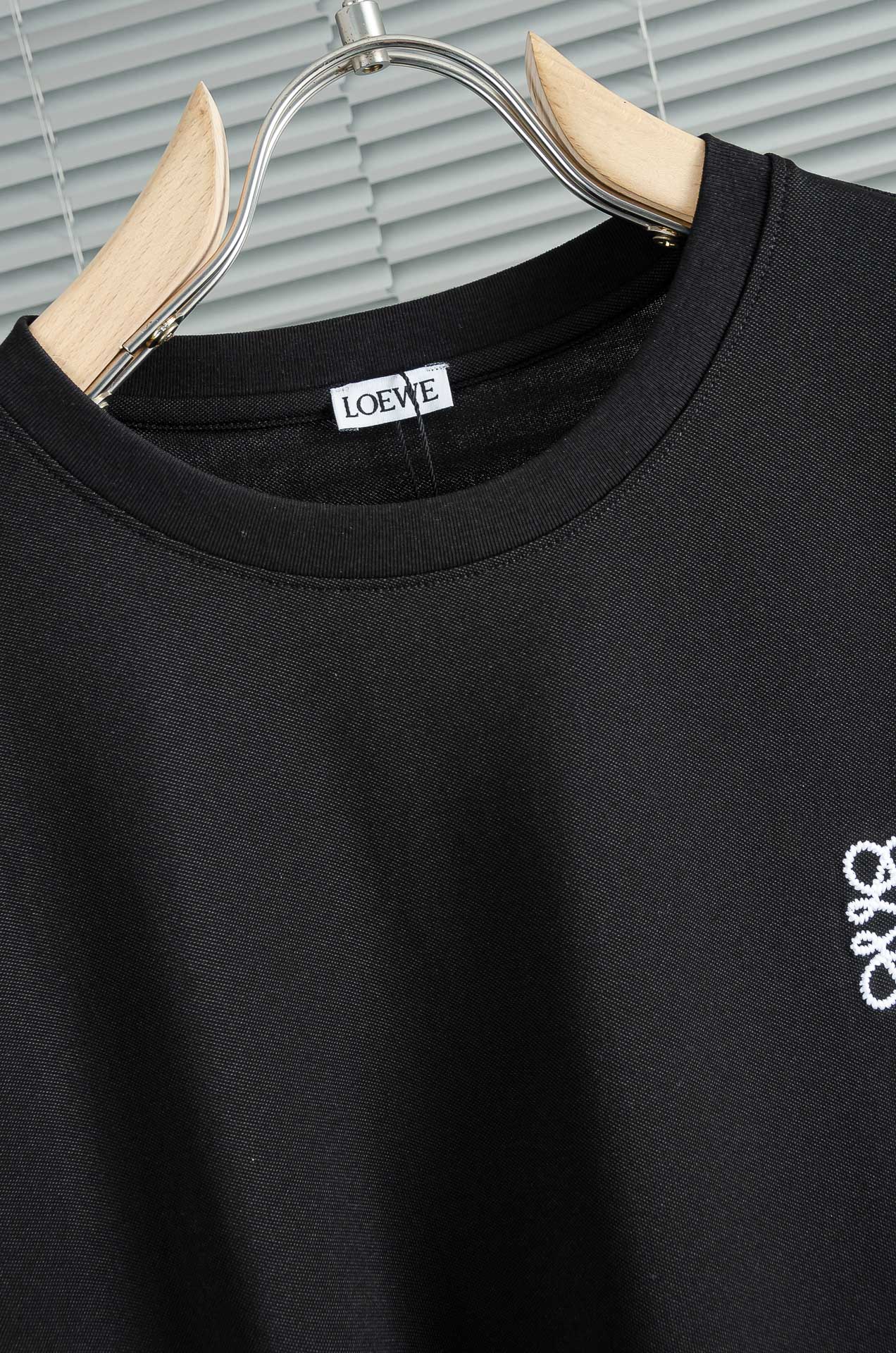 LOEWE罗意威 2026ss春夏新品 ，男士休闲纯色圆领短袖T桖衫#面料属性皆为上乘，网眼结构细腻自然