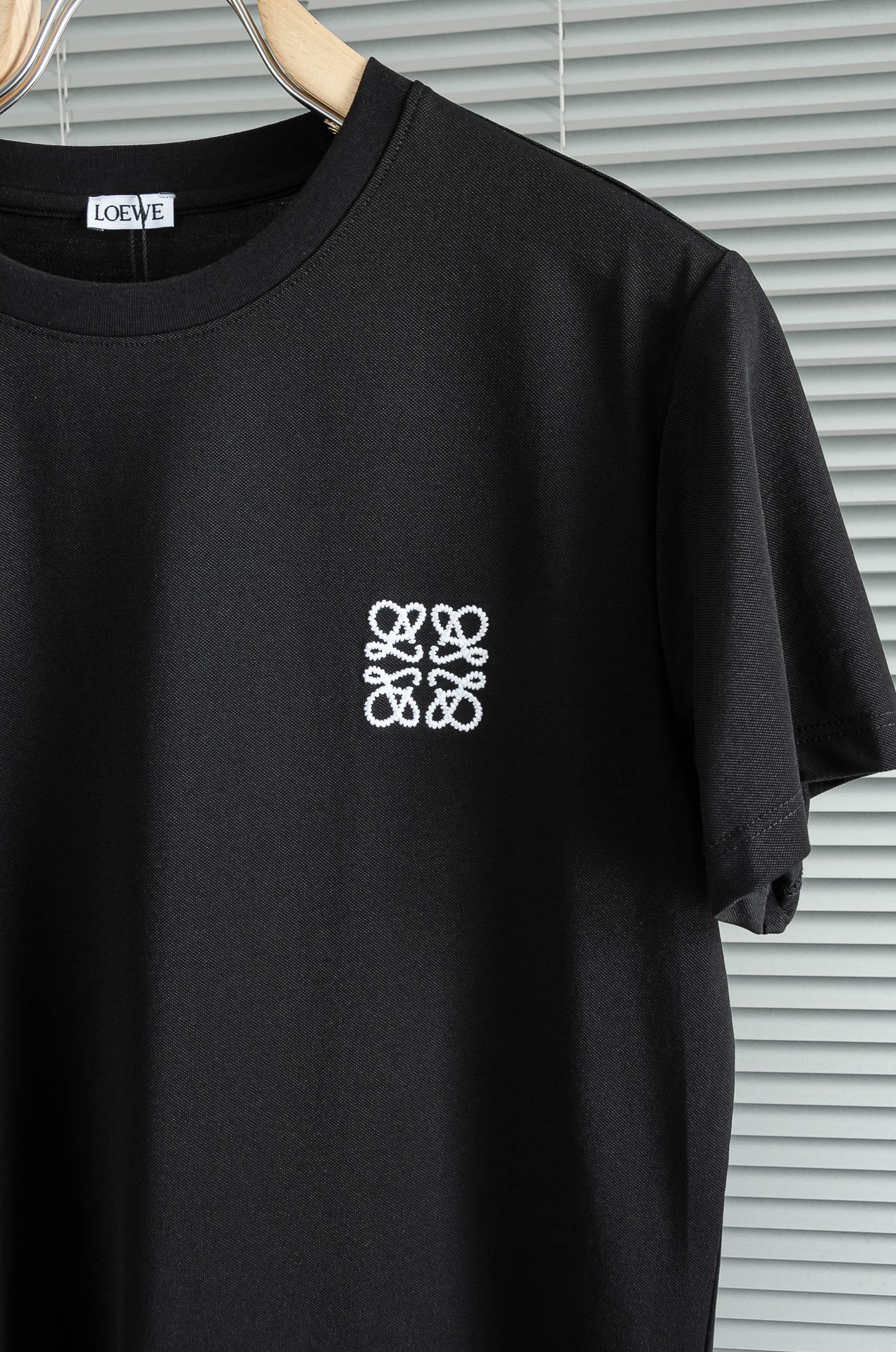 LOEWE罗意威 2026ss春夏新品 ，男士休闲纯色圆领短袖T桖衫#面料属性皆为上乘，网眼结构细腻自然