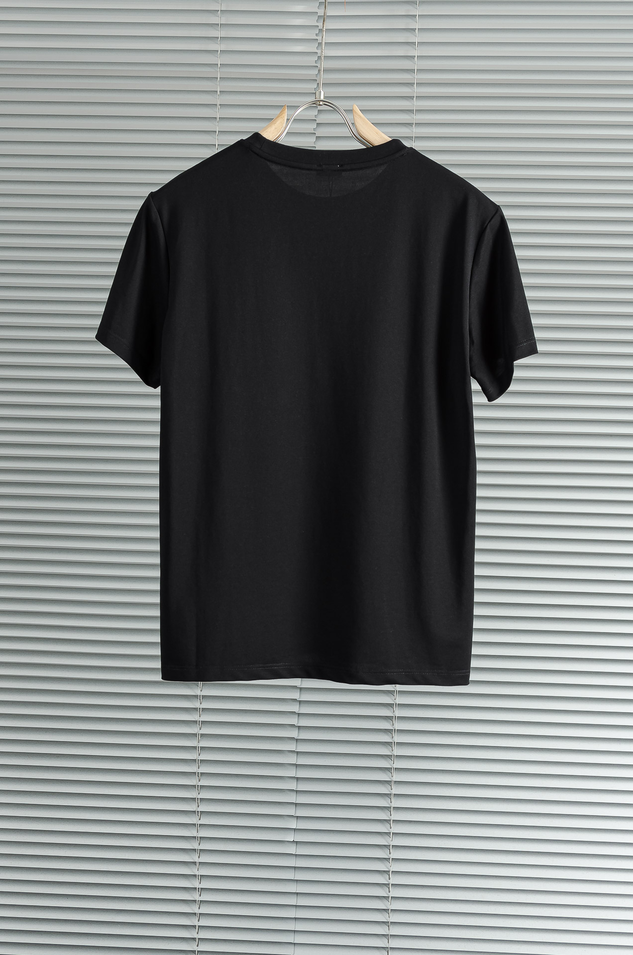 LOEWE罗意威 2026ss春夏新品 ，男士休闲纯色圆领短袖T桖衫#面料属性皆为上乘，网眼结构细腻自然