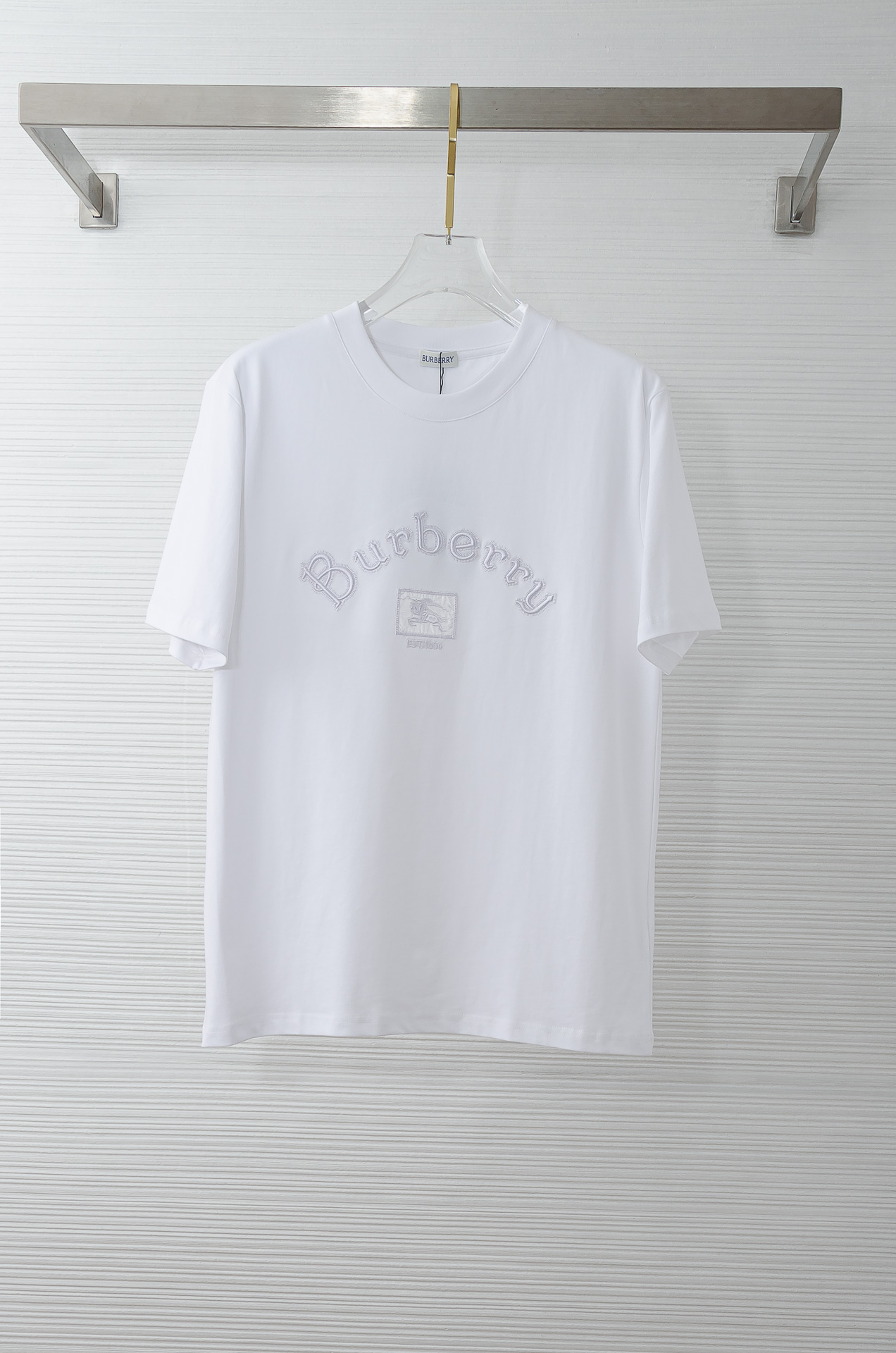 Burberry巴宝莉2026SS时尚潮人必备男士休闲圆领短袖T恤衫#设计理念潮流前卫与尚可持续，选用客